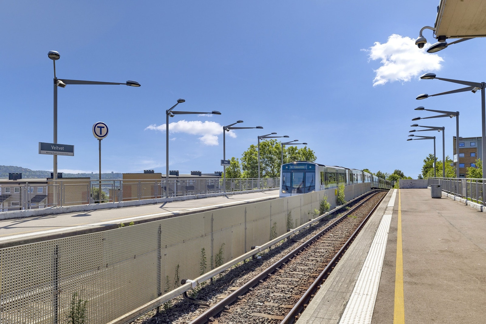 Godt tilbud av offentlig kommunikasjon i området med buss og t-bane Galleribilde