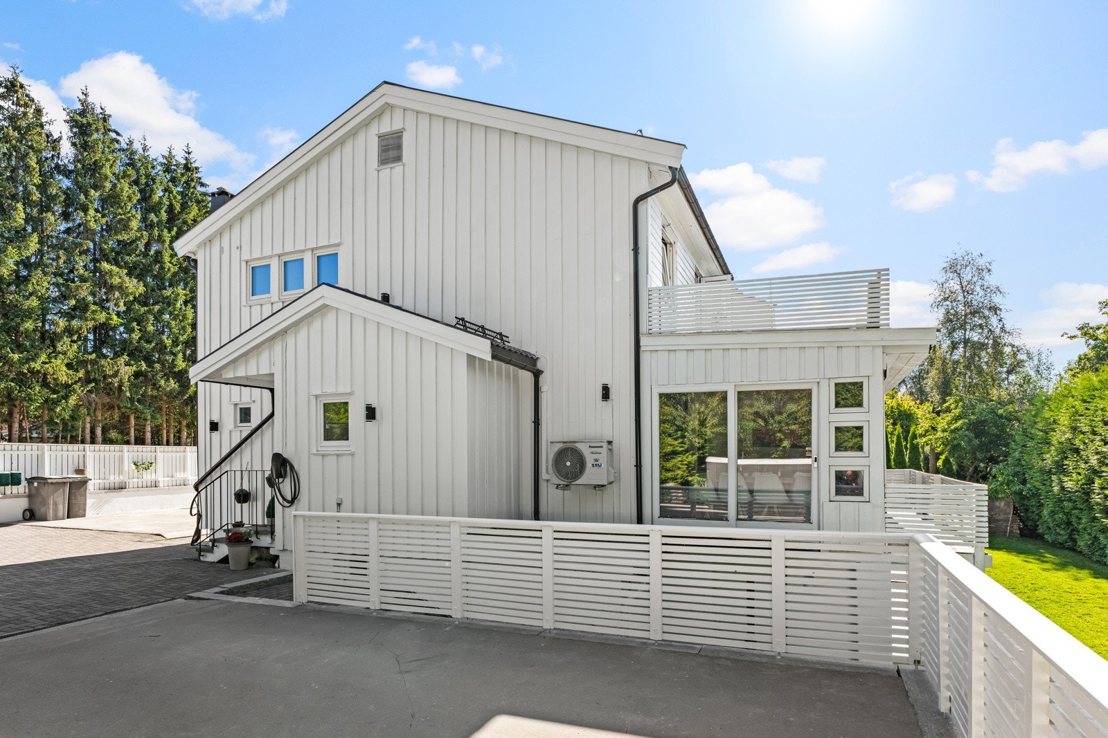 Tomten har en steinsatt og støpt gårdsplass på nordøstsiden. Galleribilde