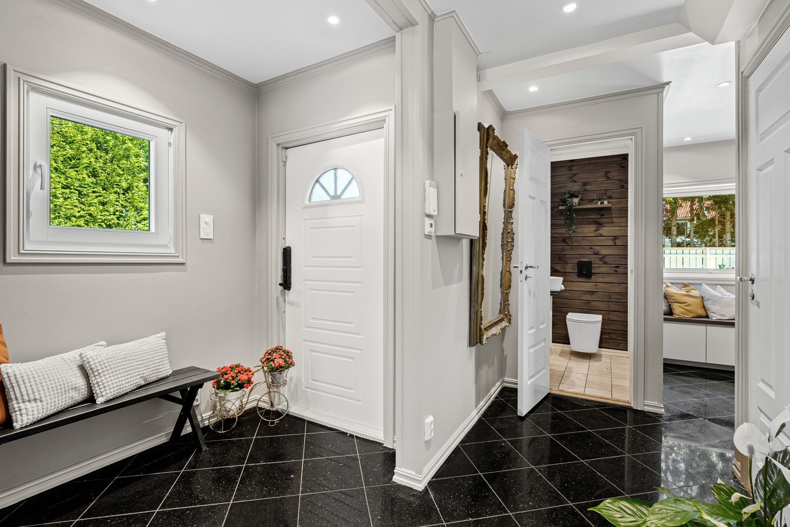 Entreen gir et godt førsteinntrykk, med sorte, polerte fliser på gulvet, lysmalte vegger og hvitmalt himling med downlights. Galleribilde