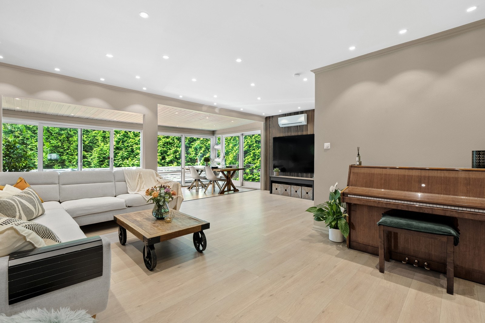 Dette rommet er perfekt for både avslapning og sosiale sammenkomster. Galleribilde