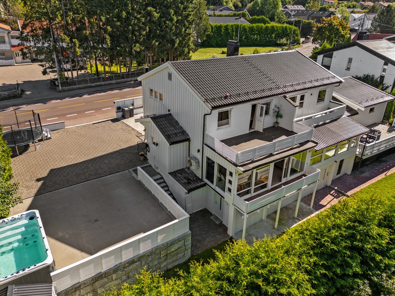 Vertikaldelt med tre innholdsrike plan. Galleribilde