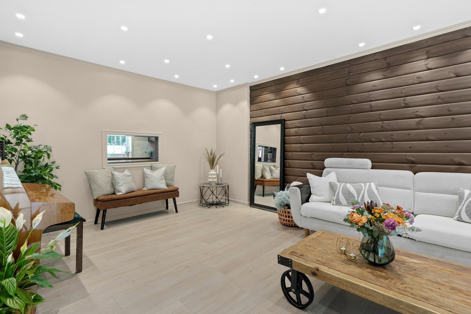 Hele rommet har lyst, enstavs laminatgulv, og glatte veggflater som er malt i tidsrike farger. Galleribilde