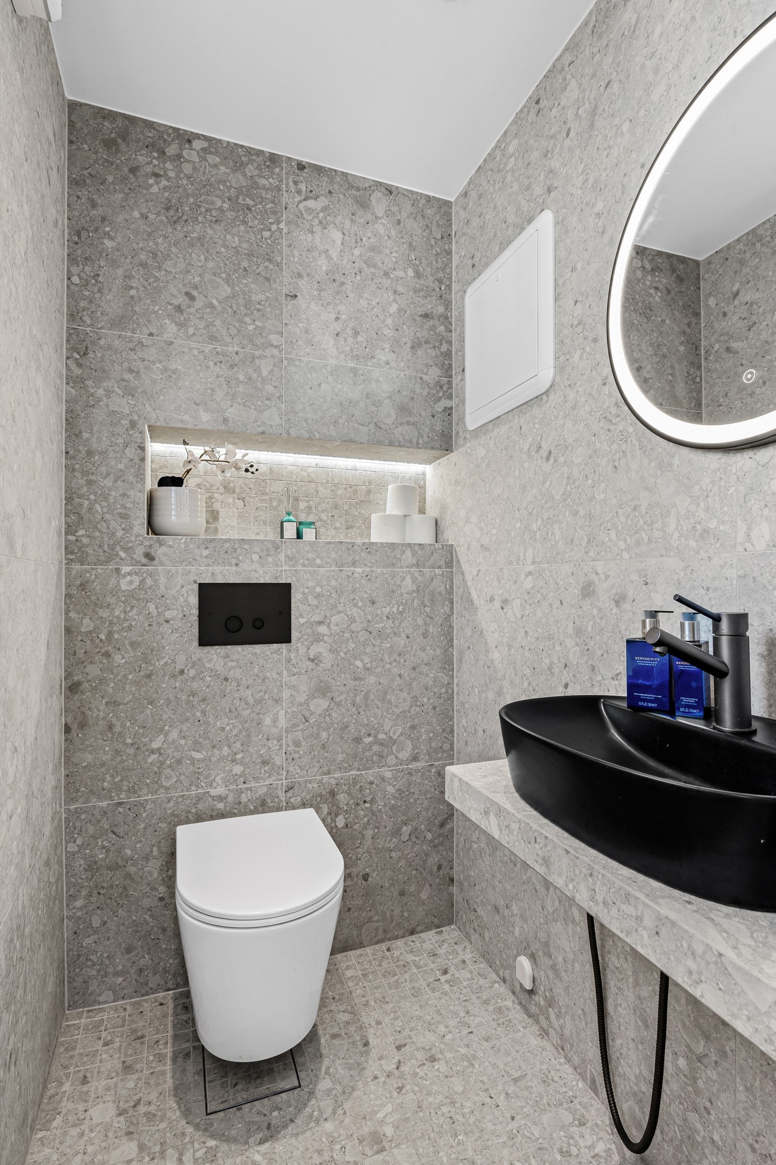 I tillegg til baderomet finner du et separat wc i øvre etasje, i delikate farger og materialer. Galleribilde