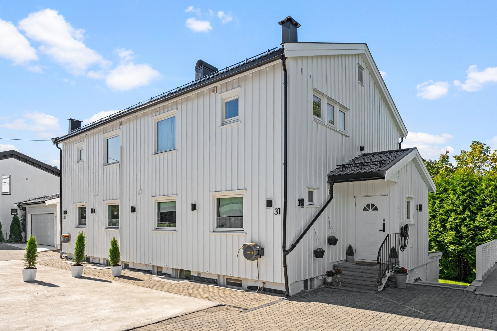 Boligen ligger i et barnevennlig boligområde, nær Godlia skole, Oppsal Arena og fine lysløyper innover i Østmarka. Her er det rekreasjonsmuligheter så å si rett utenfor stuedøren. Galleribilde