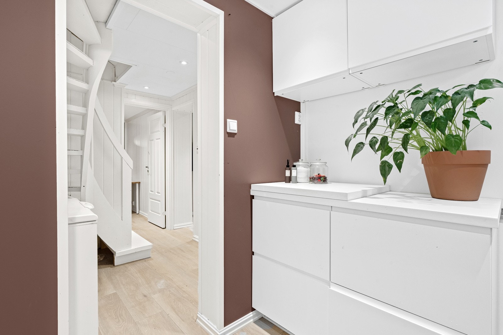 I underetasjen finner du gjestedelen som består av entré, kjellerstue, bad og kjøkken. Galleribilde