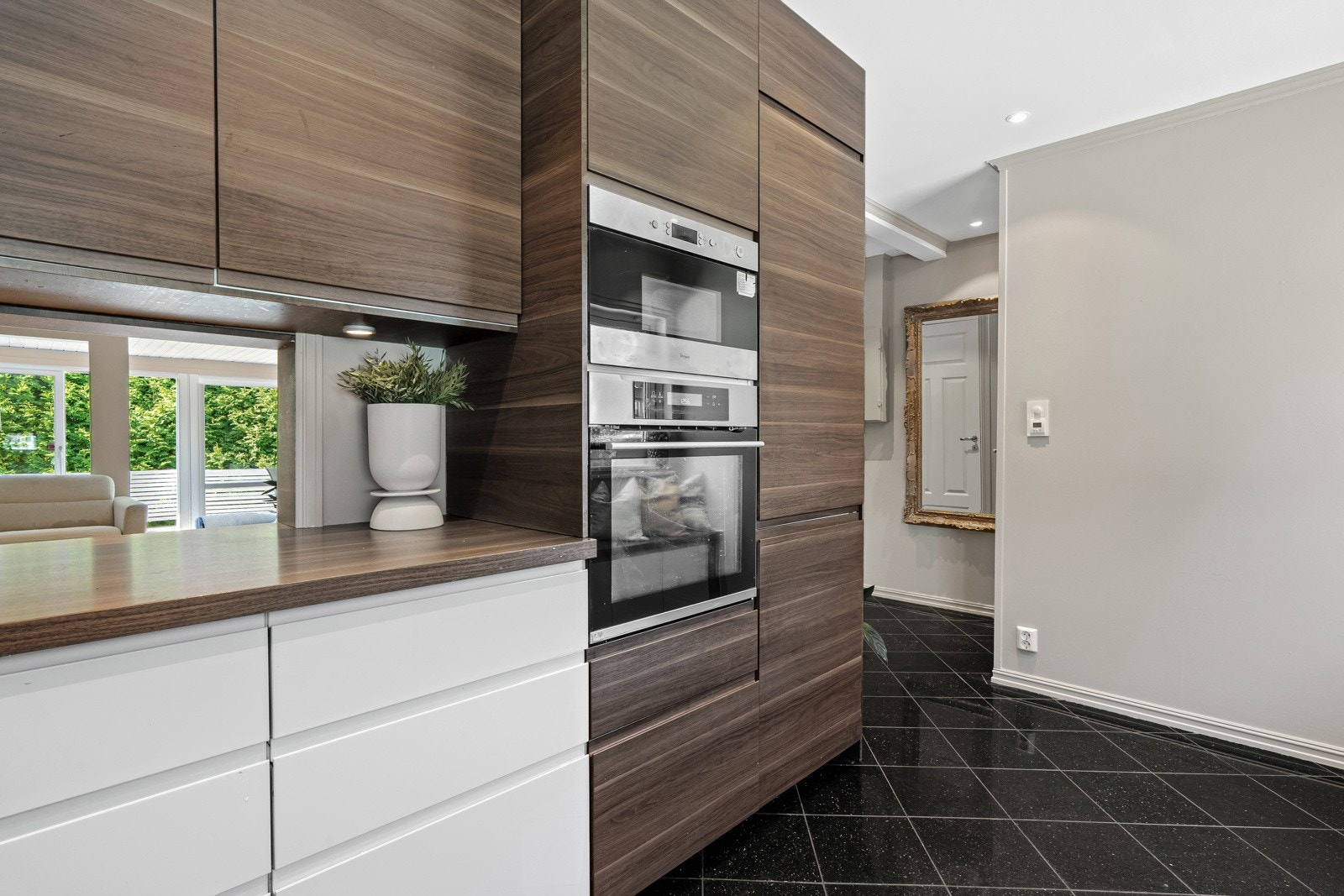 Kjøkkenet er utstyrt med integrert platetopp, stekeovn, mikrobølgeovn, oppvaskmaskin og kjøl/frys. Galleribilde