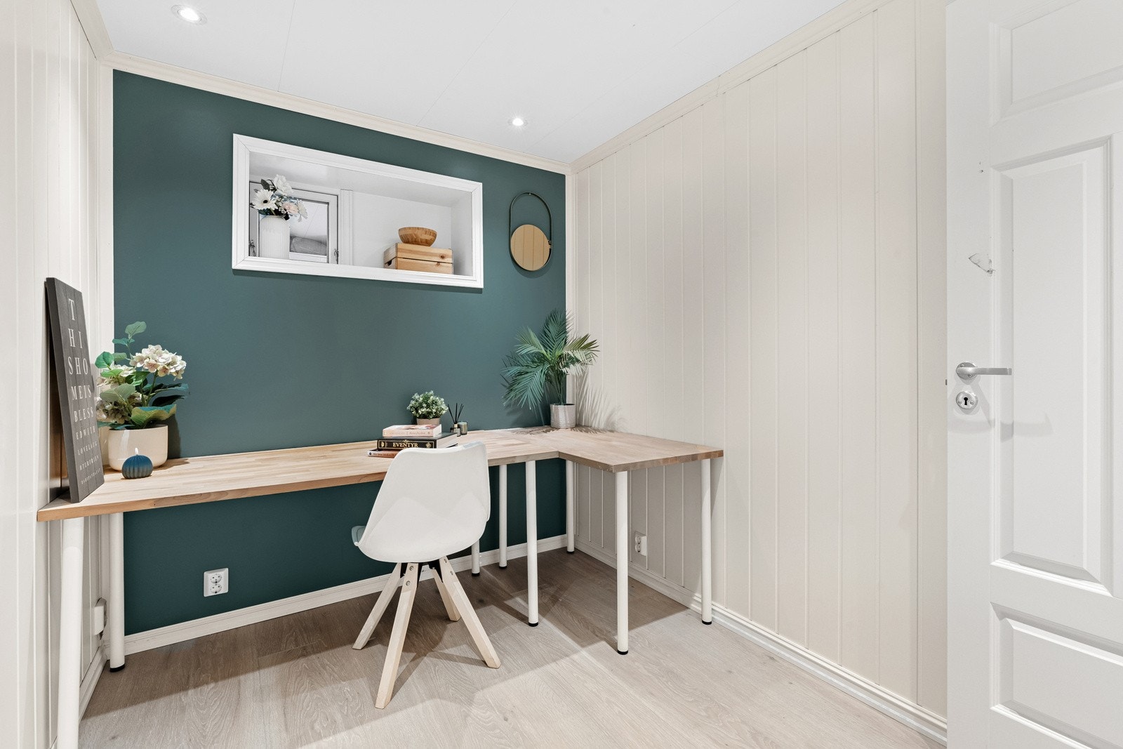 Som resten av boligen er også gjestedelen pent innredet og praktisk utformet med enstavs laminatgulv, downlights i taket og glatte, malte vegger. Galleribilde