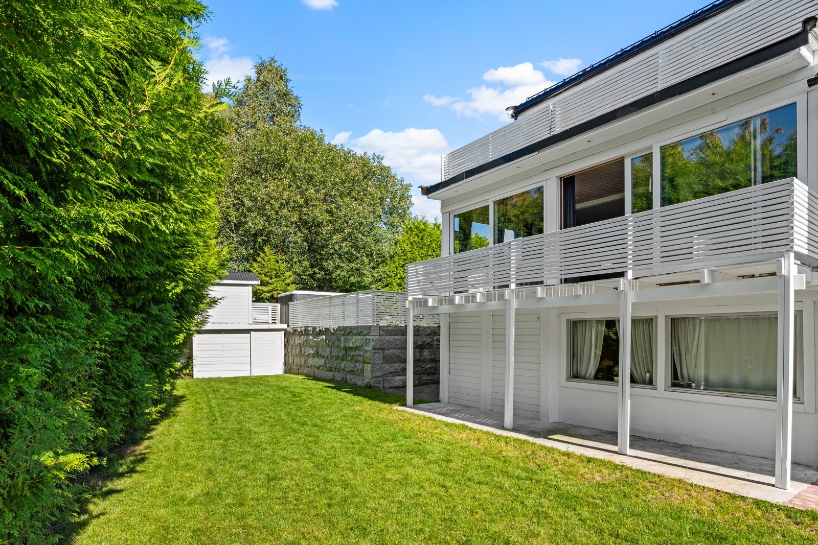 Moderne halvpart tomannsbolig med 3 vestvendte terrasser, parkeringsplass og gjestedel. Galleribilde