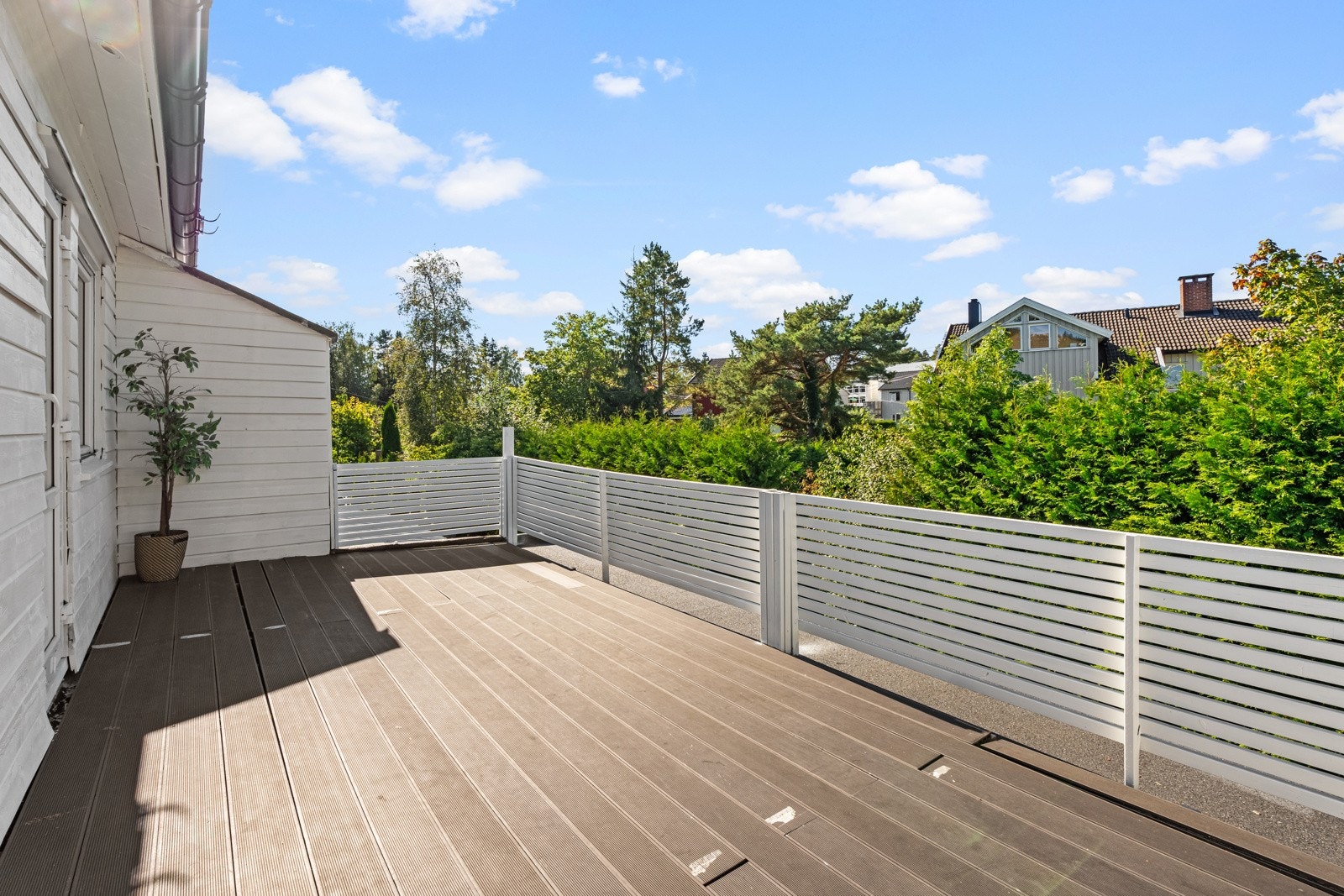Hovedsoverommet har utgang til en større terrasse på ca. 19 kvm med terrassebord i kompositt, som er nærmest vedlikeholdsfrie. Galleribilde