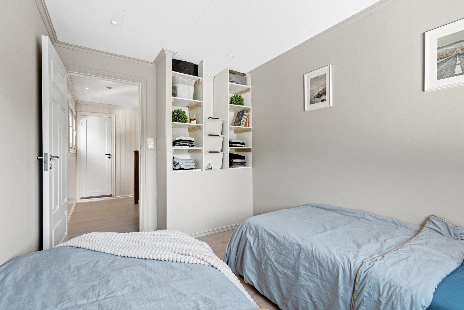 I enden av soverommet er det plassbygde hyller, ellers er det nok av oppbevaringsmuligheter med garderoberom i samme etasje, et garderoberom i kjelleren og lagringsplass på loftet. Galleribilde