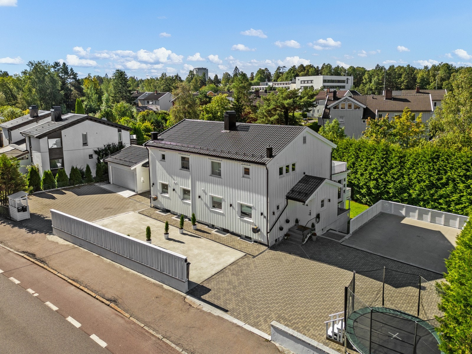 God med kollektivtilbud, med nærmeste holdeplass, Trasoppveien. Galleribilde