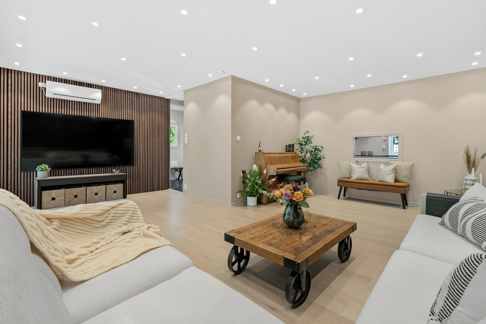 Stuen er luftig og todelt - der den innerste sonen er romslig med luke mot kjøkkenet og et møbleringsvennlig areal som gir god plass til tv-lounge og annet møblement. Galleribilde