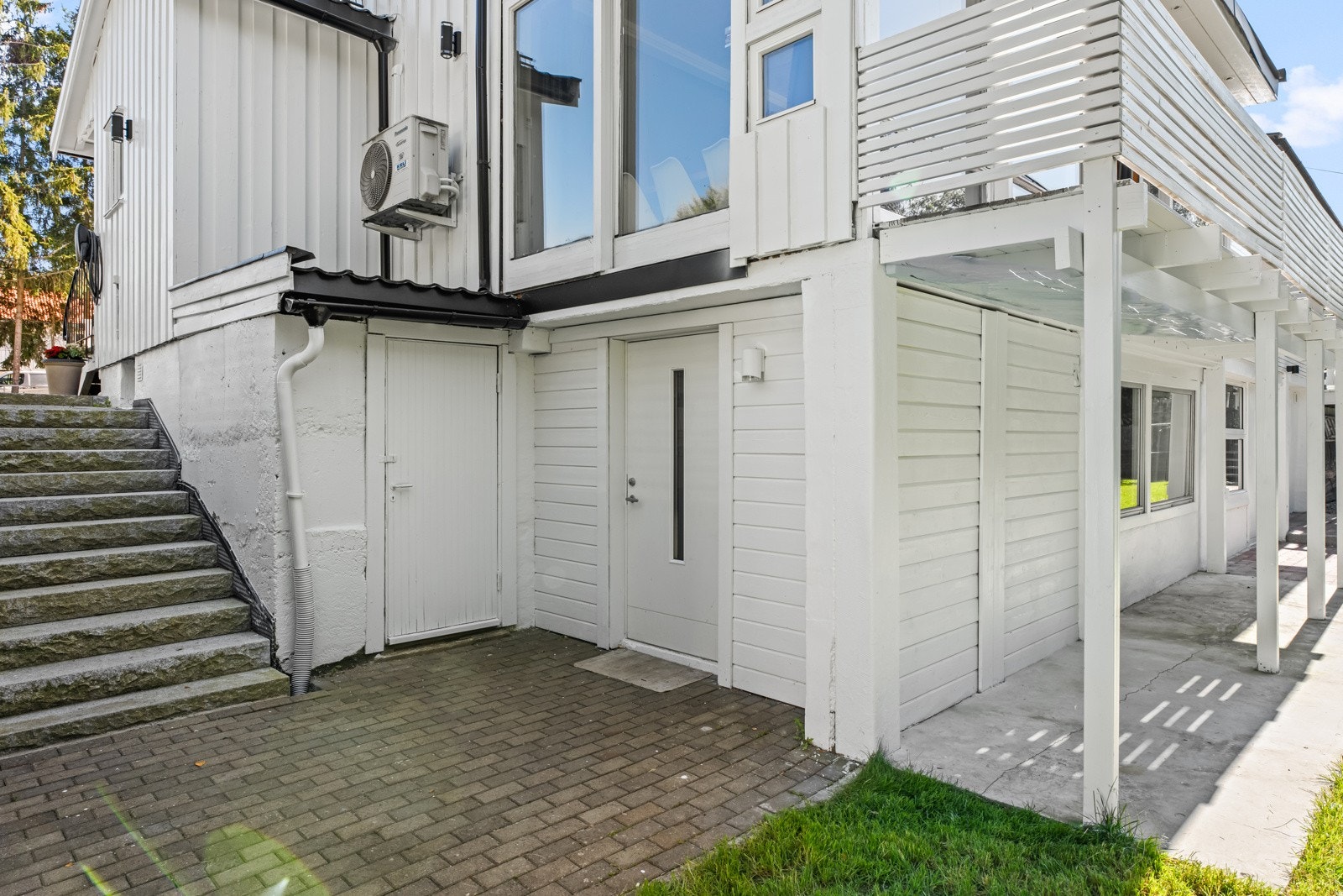 Kjelleretasjen inkluderer en gjestedel med egen inngang og adkomst til hoveddelen via en mellomgang. Galleribilde