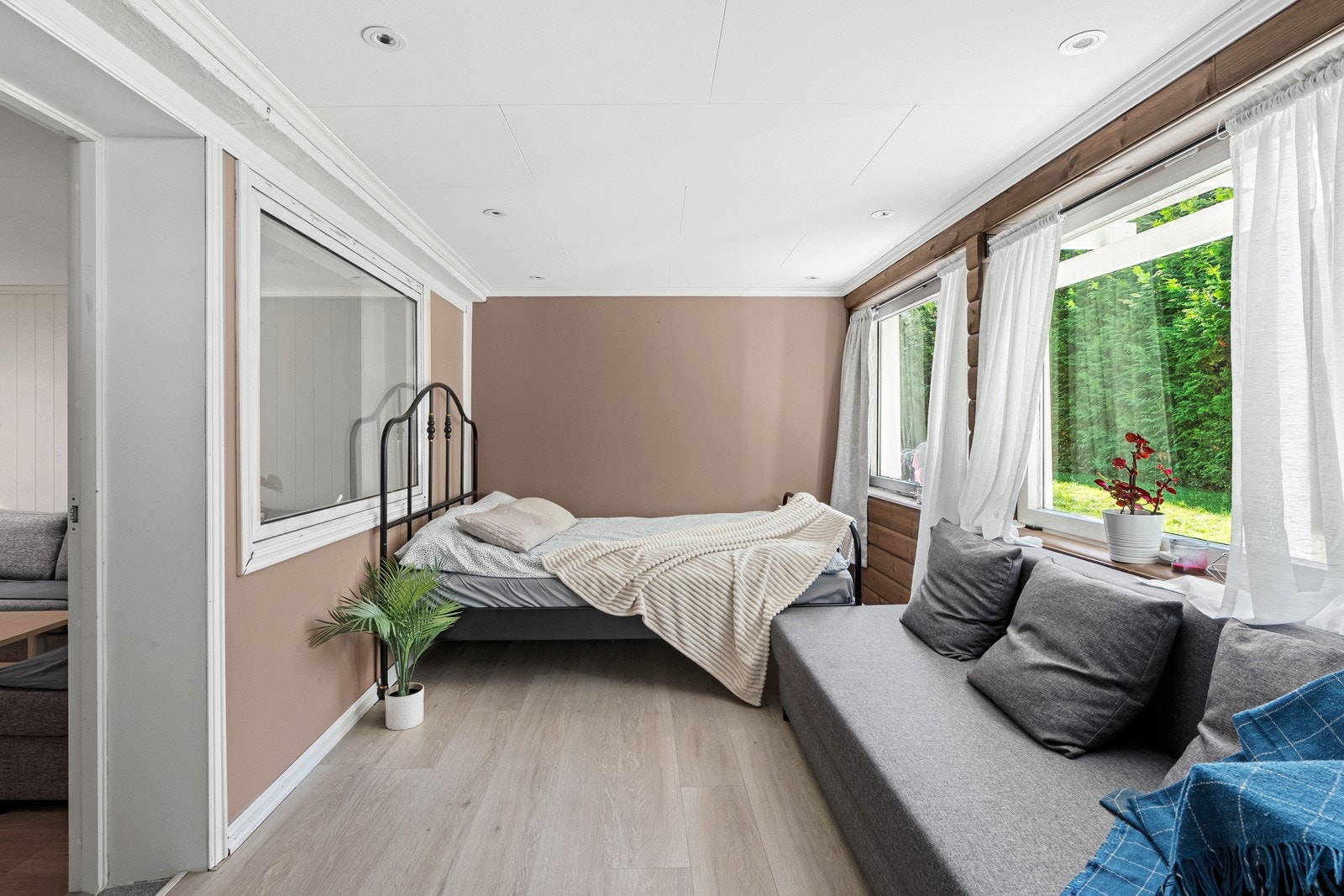 Entreen har to vinduer mot hagen, samt vindu og dør med glassfelt mot stuen. Rommets utforming gir plass til møblering, alt etter behov. Galleribilde