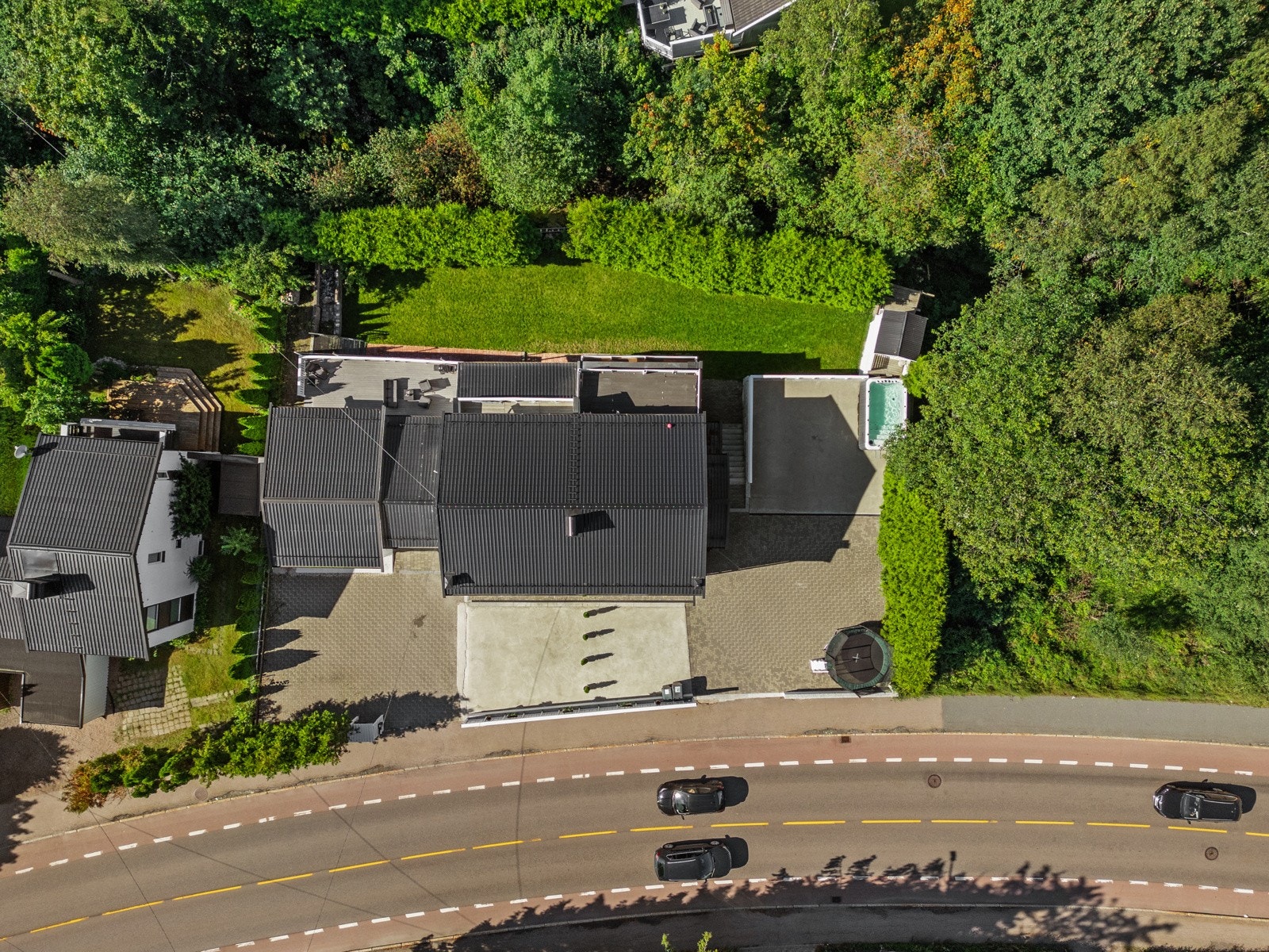 Et barnevennlig område, der alle hverdagsfasiliteter er lett tilgjengelig. Marka nås på få minutter, med flotte turmuligheter både sommer og vinter. Galleribilde