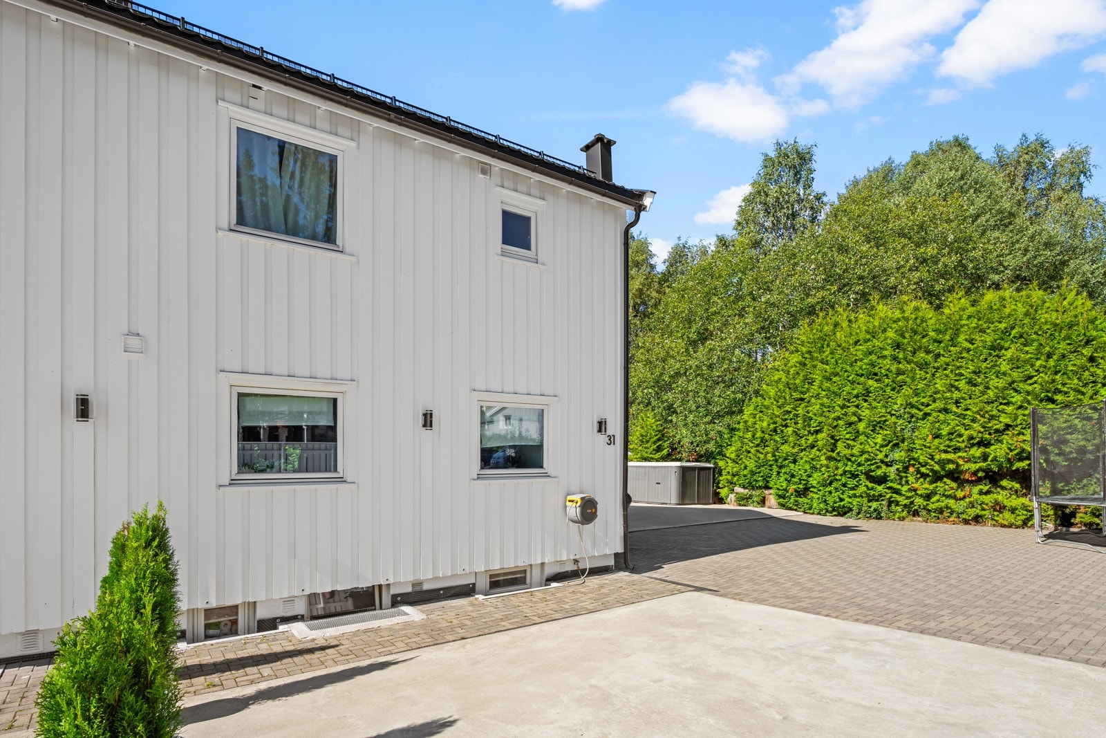 Boligen fikk ny taktekking i 2022, og har noen vinduer som er byttet på 2000-tallet. Galleribilde