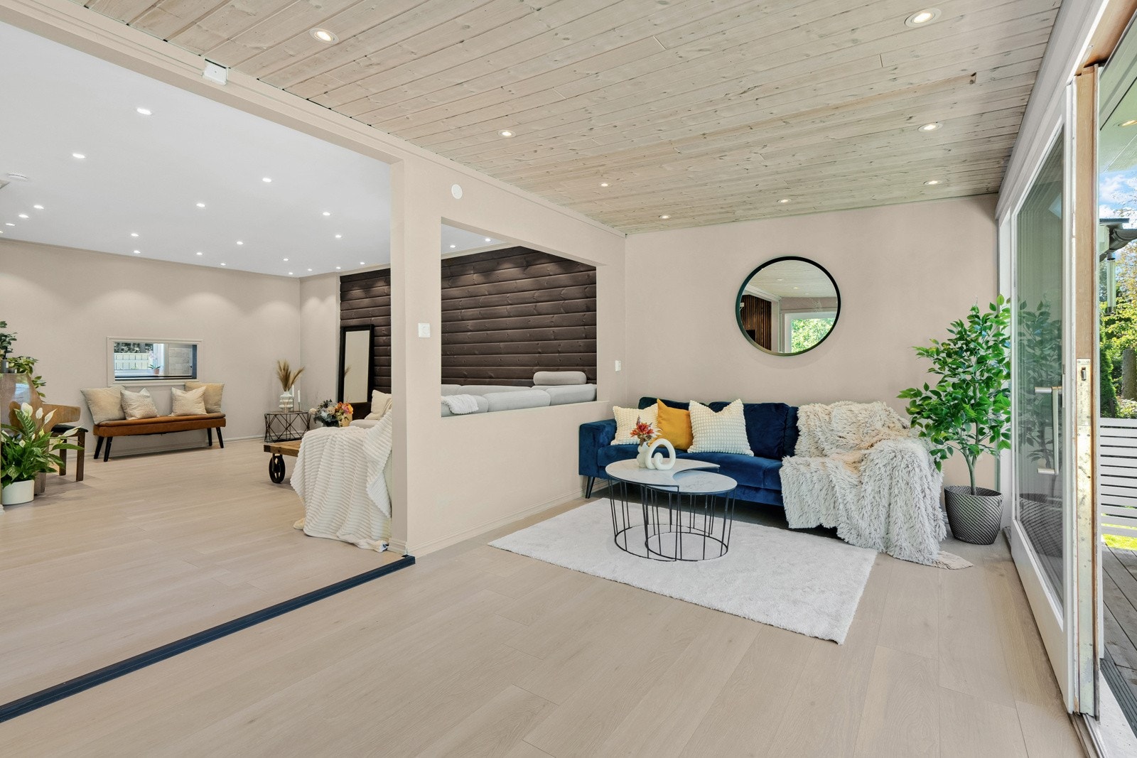 Stuen er smart delt opp i to områder, som skaper en åpen og innbydende atmosfære, samtidig som det gir rommet en koselig avgrensning. Galleribilde