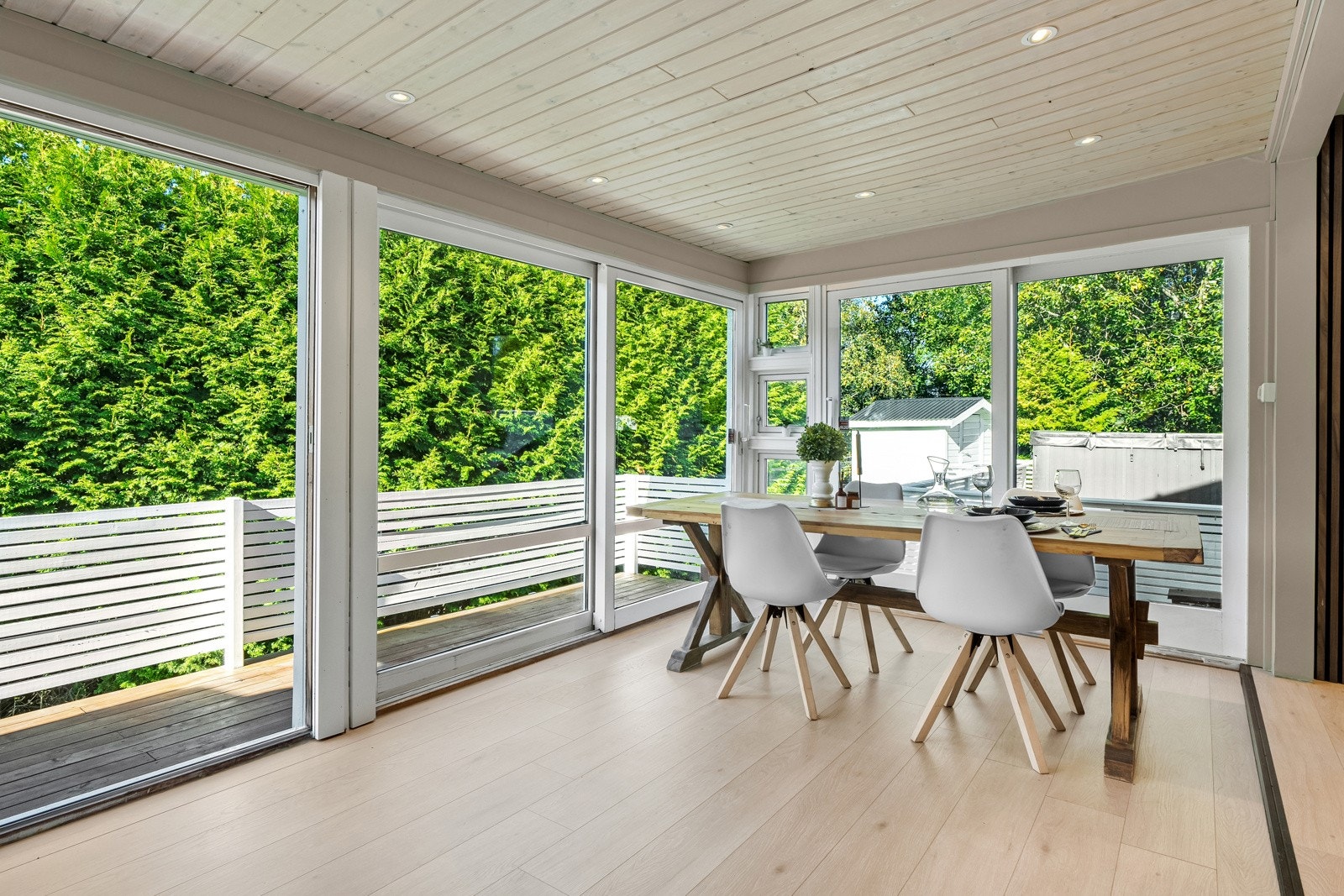 Store vindusflater gir rikelig med lys og utsyn, mens den romslige plassen gir god plass til en stor spisestue - perfekt for sosiale måltider. Galleribilde