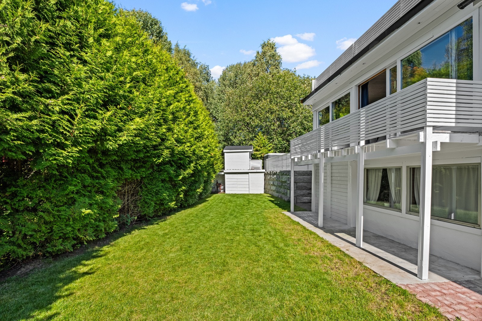 Utenfor kjelleren er det en vestvendt hage med plen, og en støpt markterrasse på ca. 10 kvm. Galleribilde