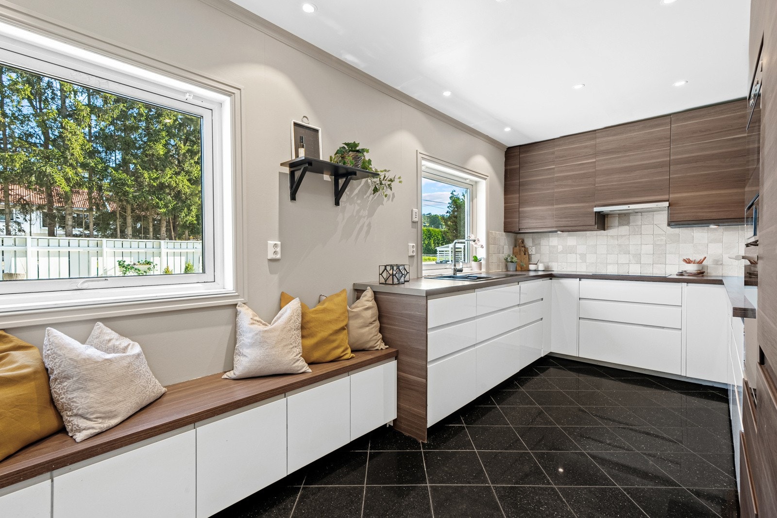 Kjøkkenet fikk en ny, moderne innredning fra Ikea i 2017, plassert i en hendig U-form, med en plassbygd sittebenk i forlengelsen av arbeidssonen. Galleribilde