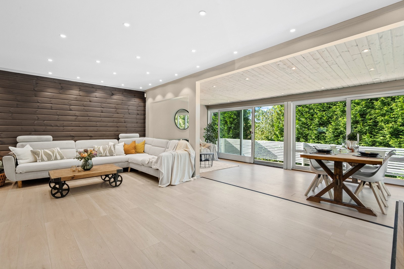 Det er hvitmalt himling i innerste del, og lys panelhimling i den ytterste, begge med rikelig downlights. Galleribilde