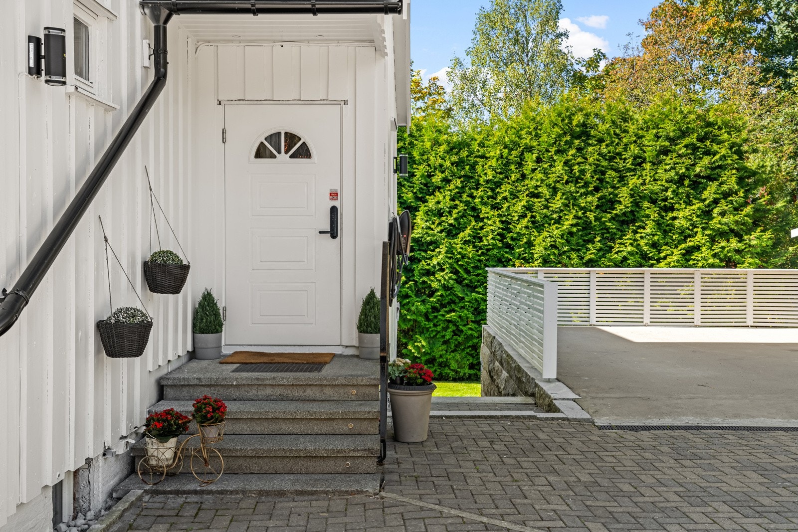 Velkommen inn i en velholdt bolig med familievennlig planløsning og betydelige oppgraderinger fra 2017 til 2024. Galleribilde