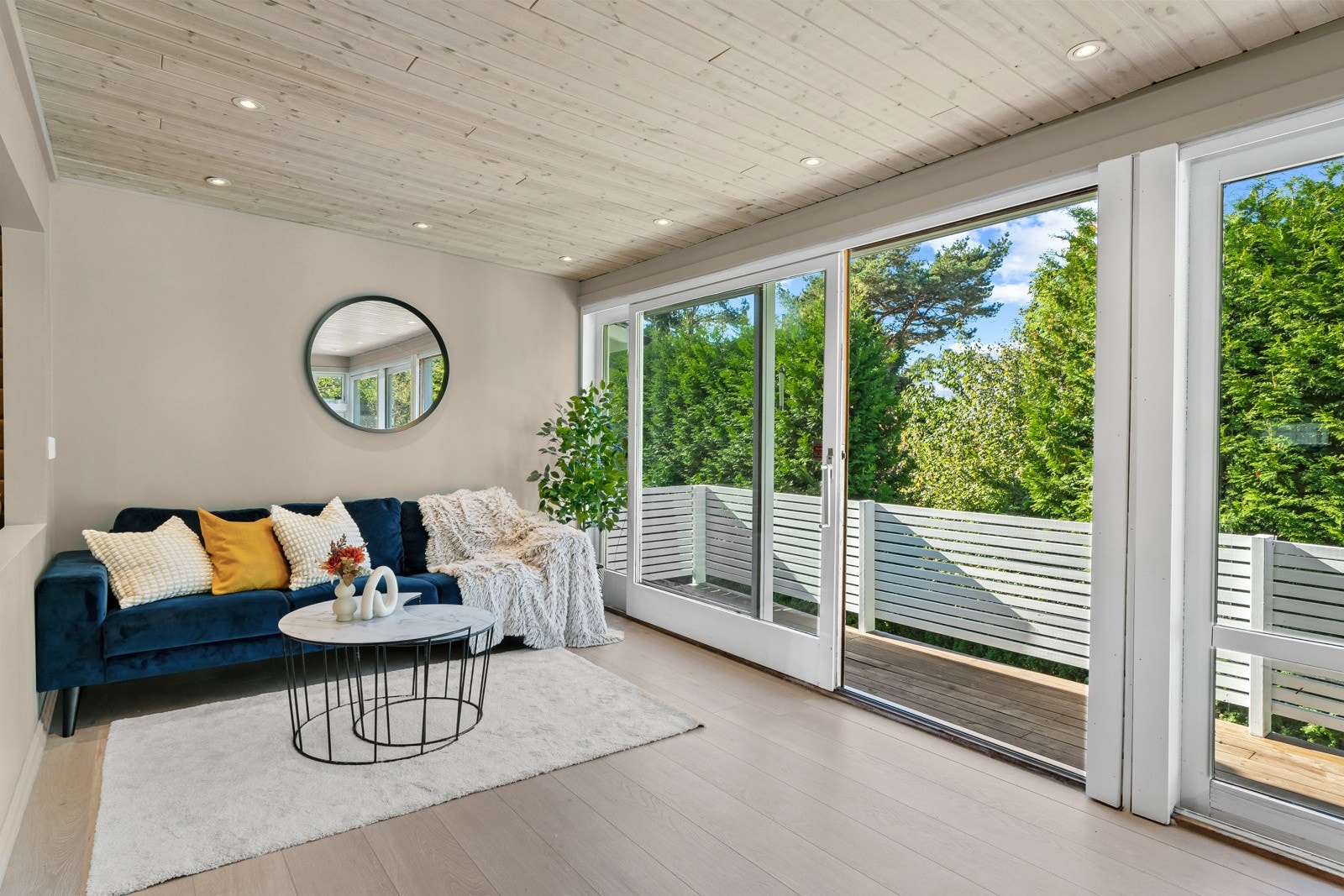 Den ytterste delen av stuen er ekstra lys med vinduer fra gulv til tak langs to sider og skyvedører ut til en vestvendt terrasse. Galleribilde