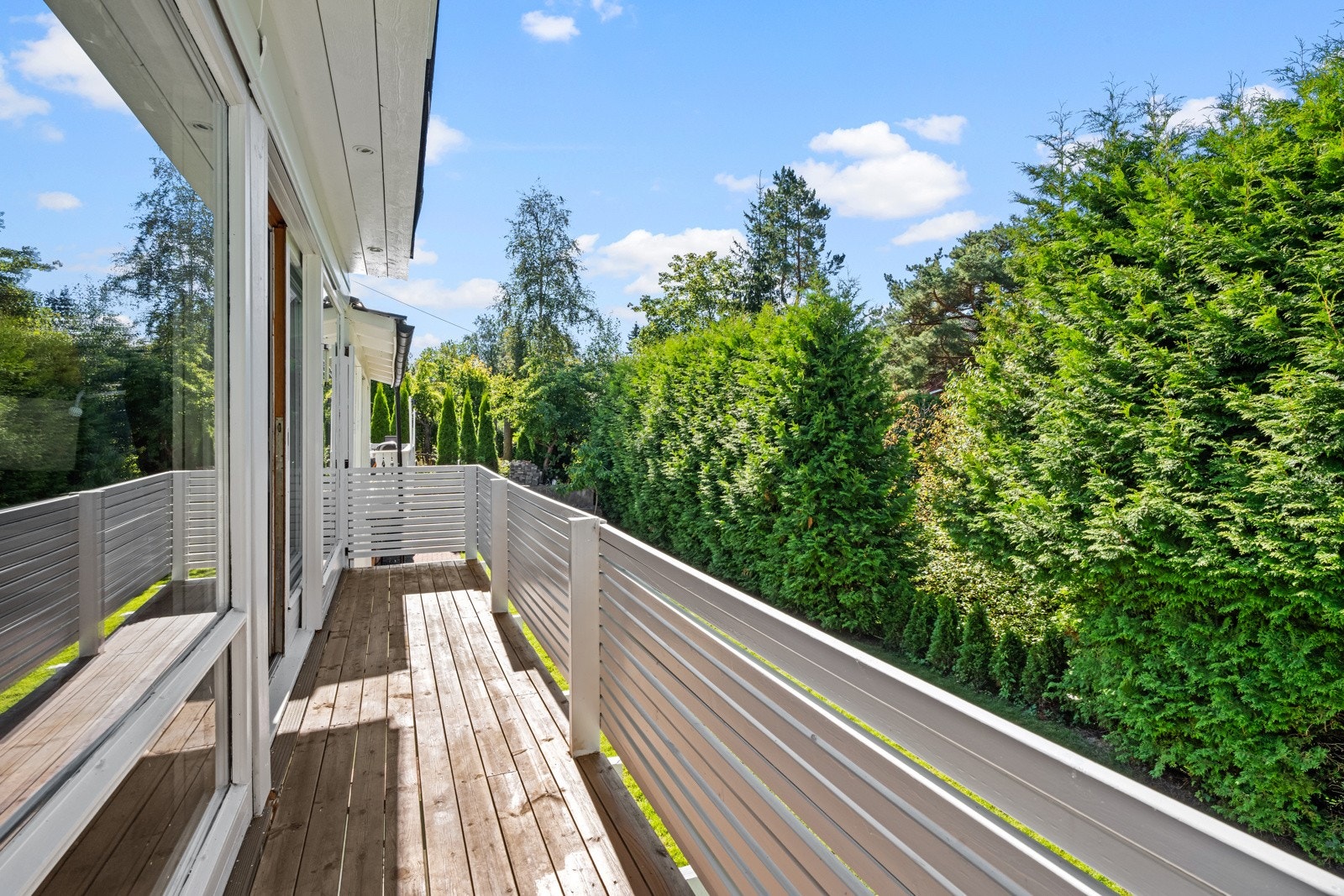 Fra stuen er det utgang til en delvis overbygget terrasse på ca. 6,5 kvm. Galleribilde