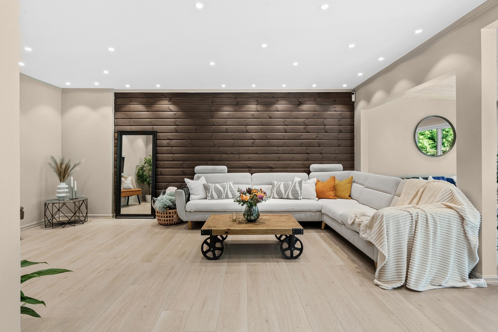 Veggene i innerste del brytes opp av et felt malt i beige, en fondvegg kledd i mørkbeiset panel. Galleribilde