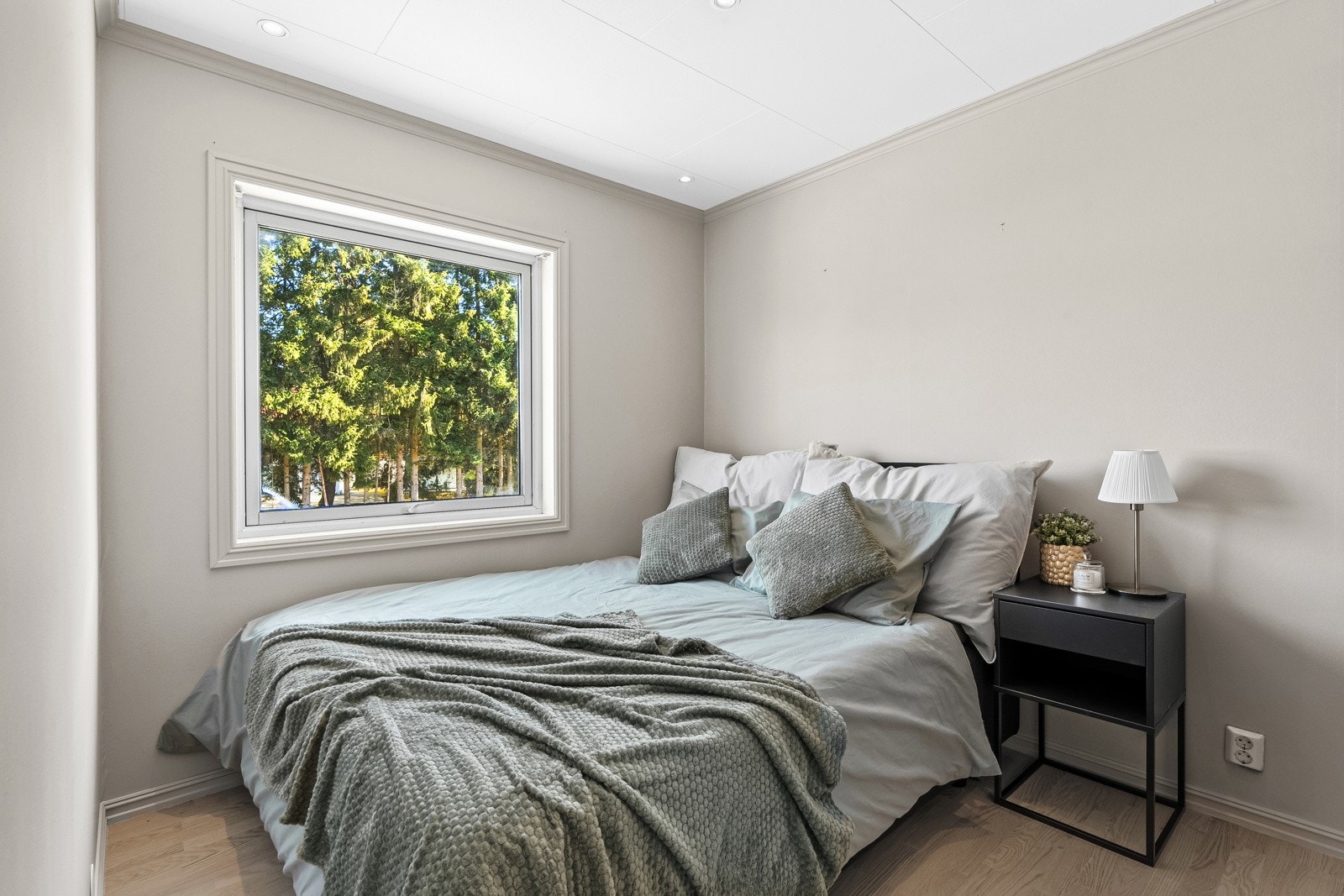 Her er det også rikelig med naturlig lys, slette malte veggflater og lyst laminatgulv som går igjen i alle rom. Galleribilde