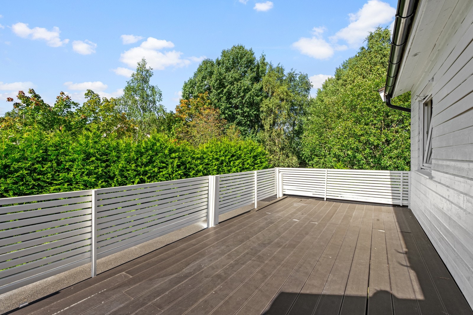 Stor terrasse med rikelig plass til møblering. Her kan du skape din egen oase med sitteplasser, utemøbler og grønn beplantning. Galleribilde