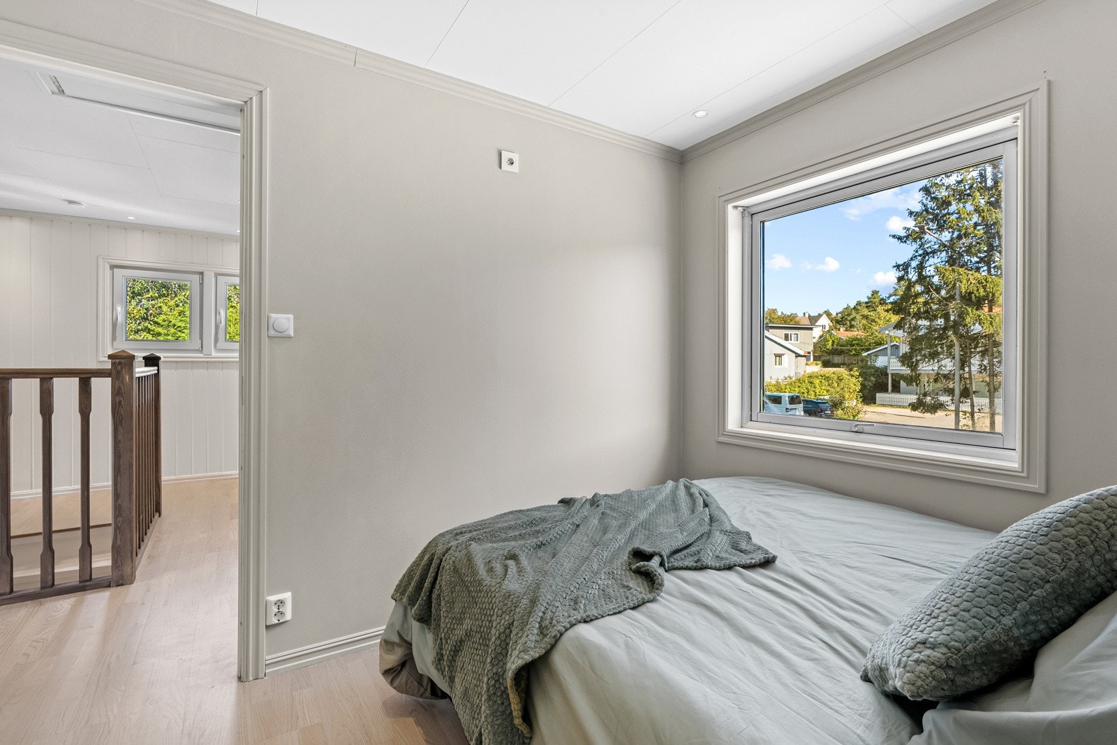 De to andre soverommene er holdt i lyse fargetoner, og har god plass til seng, nattbord og annen innredning. Galleribilde