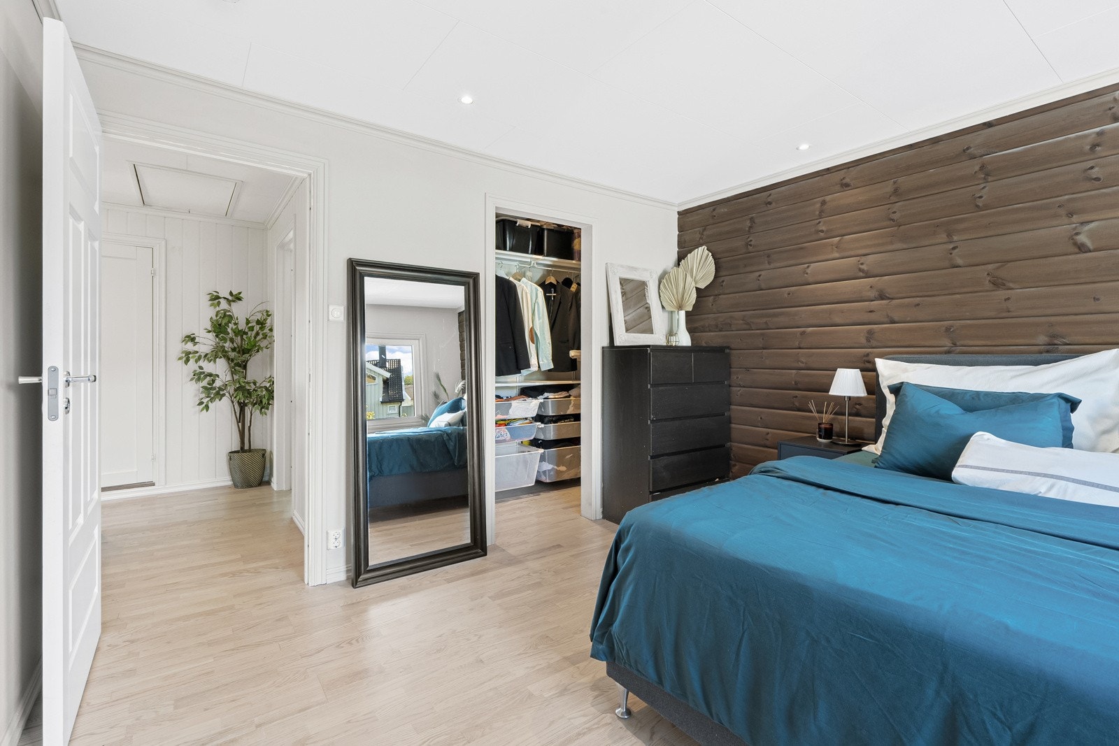 Fra soverommet er det inngang til et garderoberom med hyllesystem, heng og trådkurver. Galleribilde