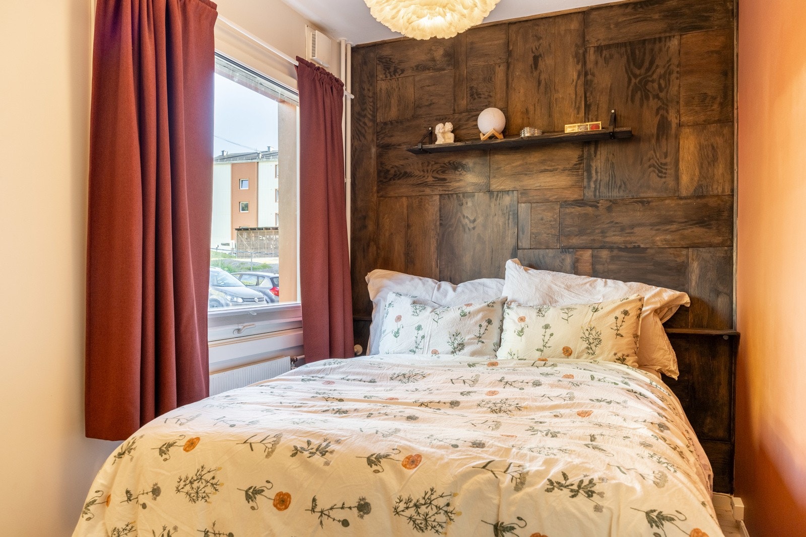 God plass til romslig seng og nattbord på hver side Galleribilde