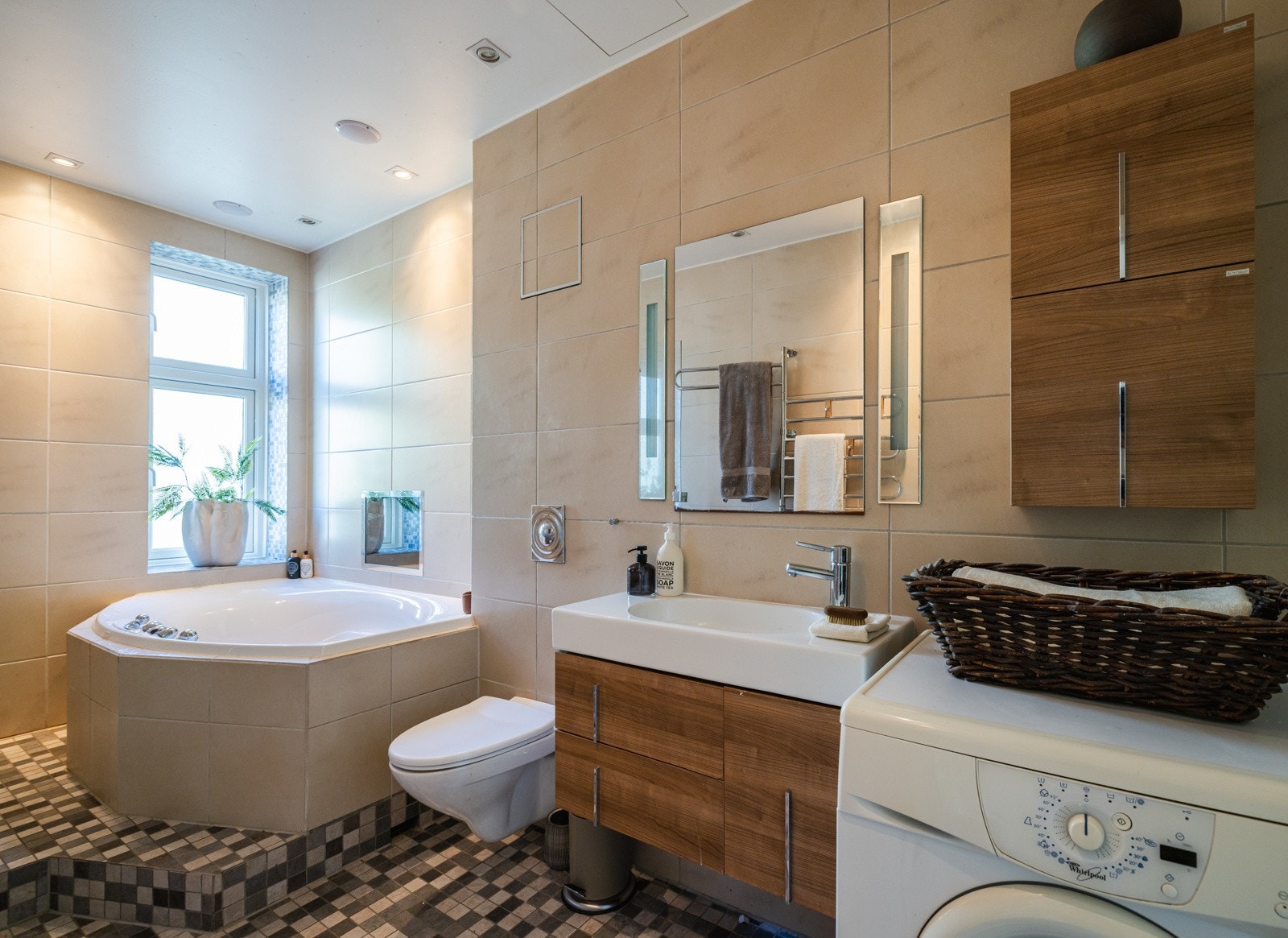 Baderommet ble renovert i regi av tidligere eier i 2007/2008. Ved badekaret er det montert en 17" tv-skjerm. Denne er ikke tilkoblet. Galleribilde