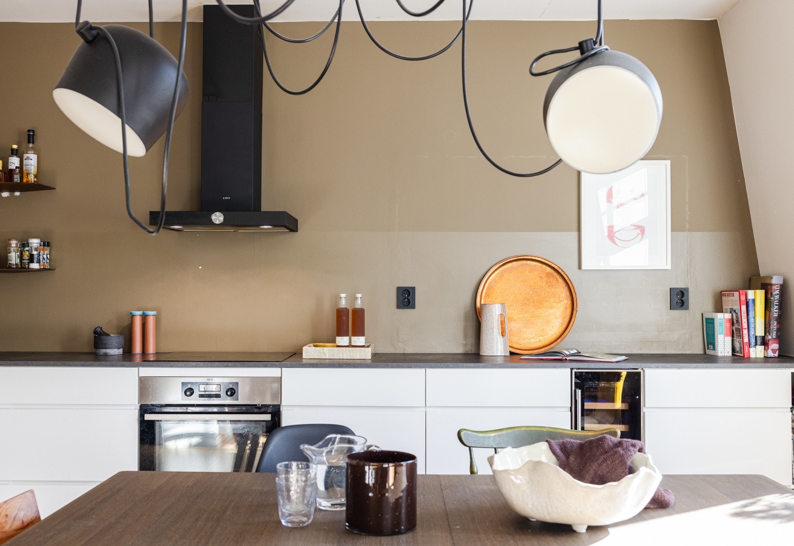 Hvitevarene er integrerte og består av induksjonsplatetopp, stekeovn, mikrobølgeovn, oppvaskmaskin, vinskap og kjøle-/fryseskap. Galleribilde