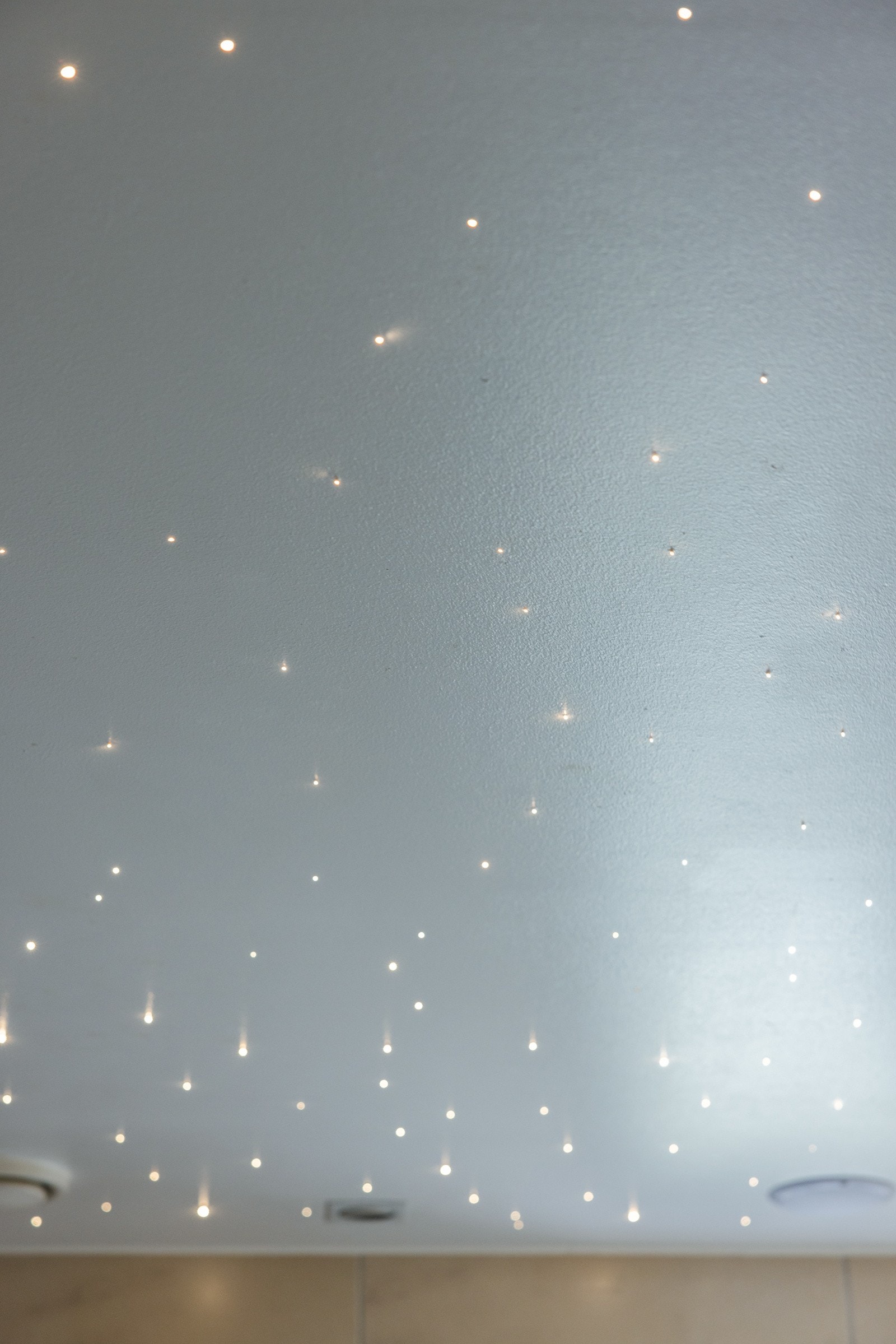 Stjernehimmel i tak skaper en hyggelig atmosfære. Nyt kveldene med ditt eget badekar og stjernehimmel! Galleribilde