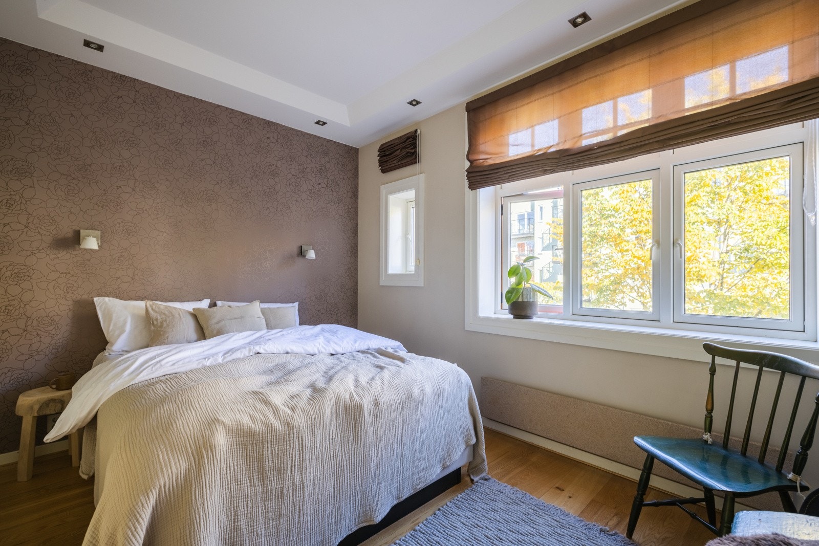 Soverommet er av god størrelse og vender inn mot gårdsrom. Galleribilde