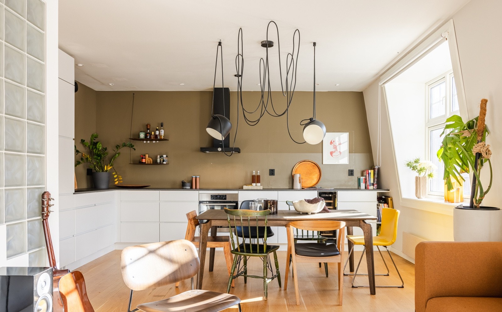 Kjøkkenet ble satt inn i regi av nåværende eier i 2020. Innredningen er fra velkjente KVIK. Galleribilde