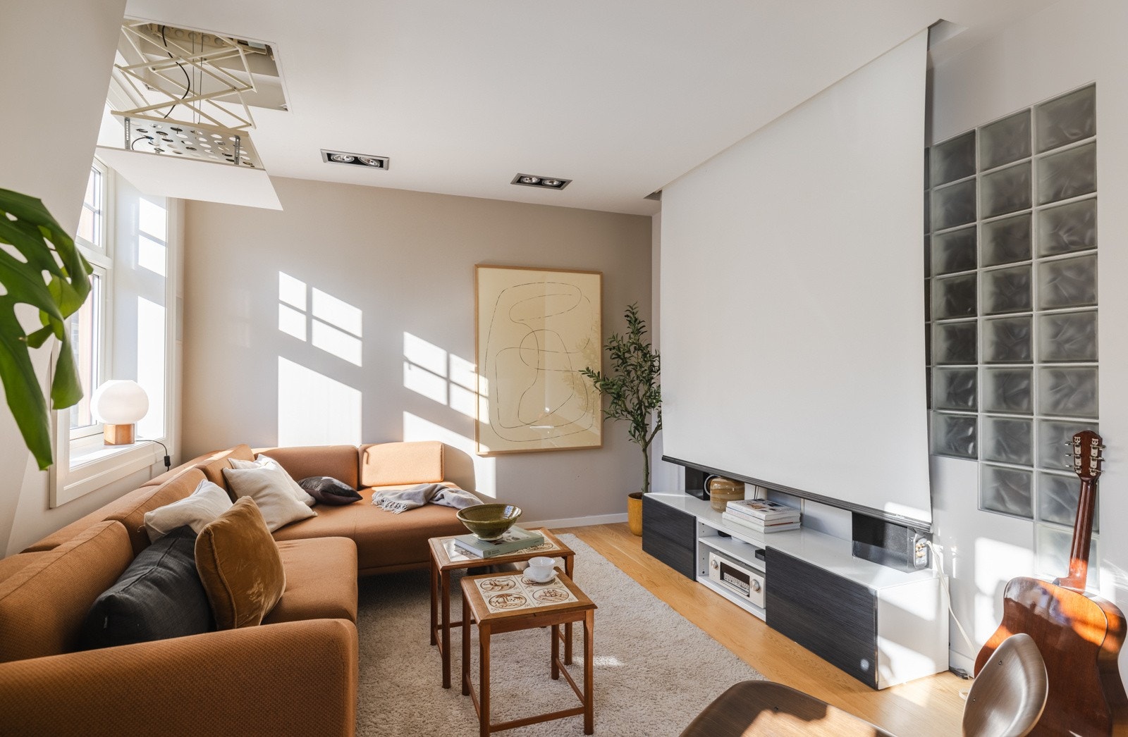 Nedfellbar lerret og prosjekter i tak, som går ned med et enkelt knappetrykk. Galleribilde