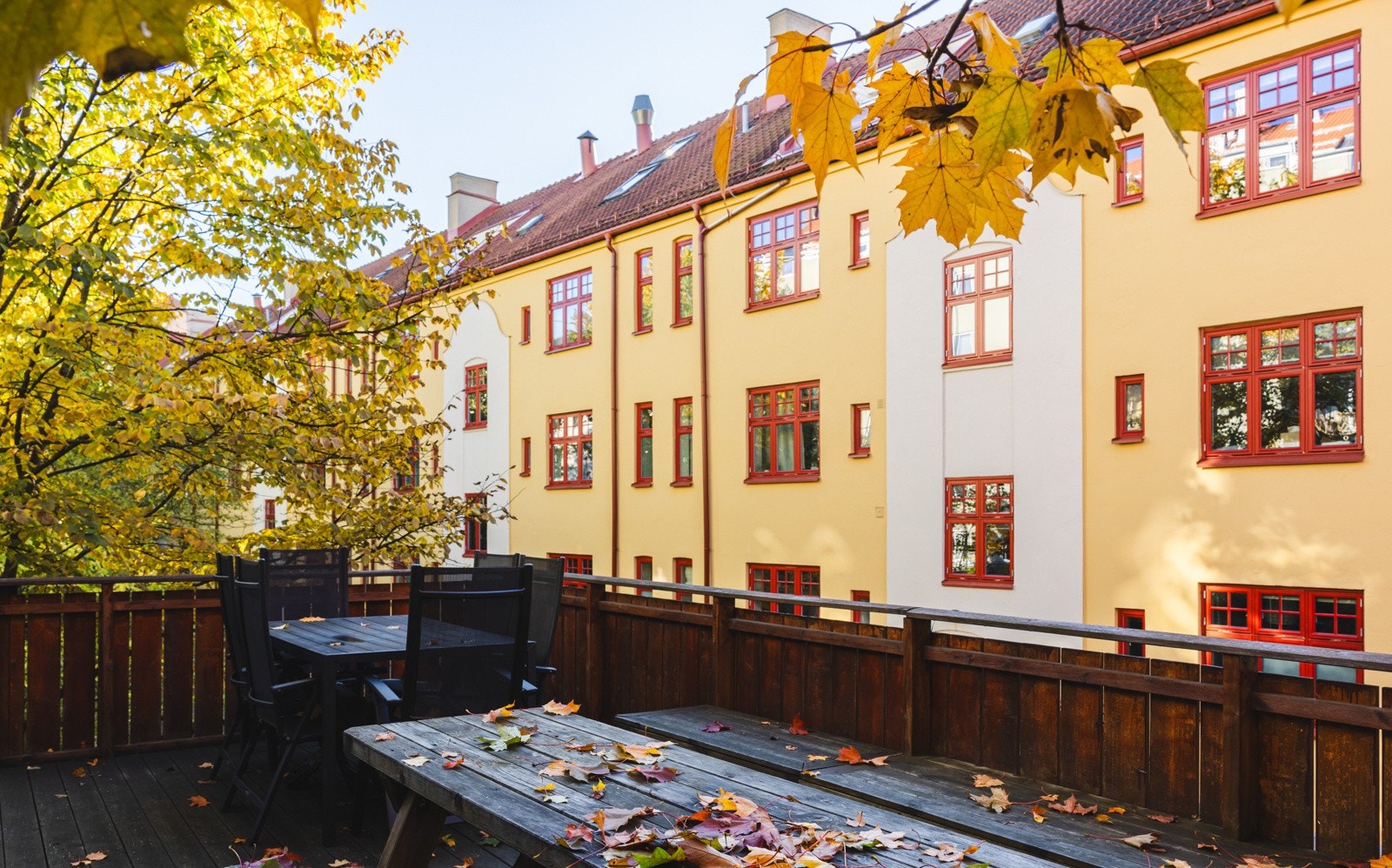 Det er også anlagt takterrasse i bakgården, med sittegrupper og bord. Galleribilde