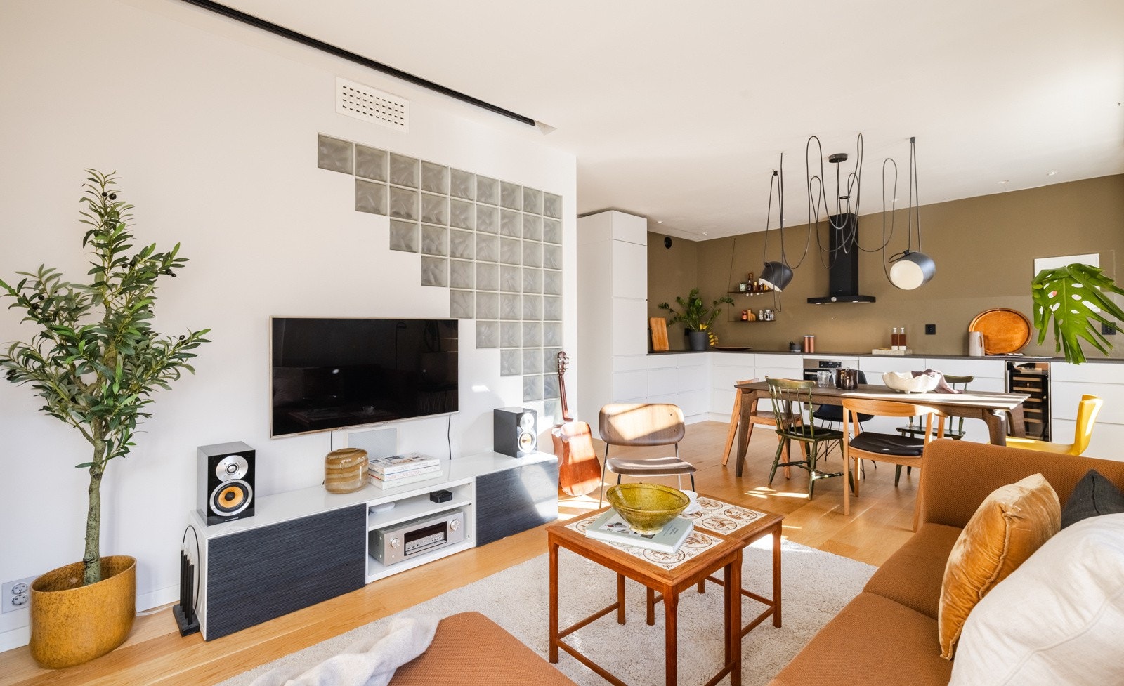 Parkett i stue/kjøkken ble lagt nytt i regi av nåværende eier i 2019. Galleribilde