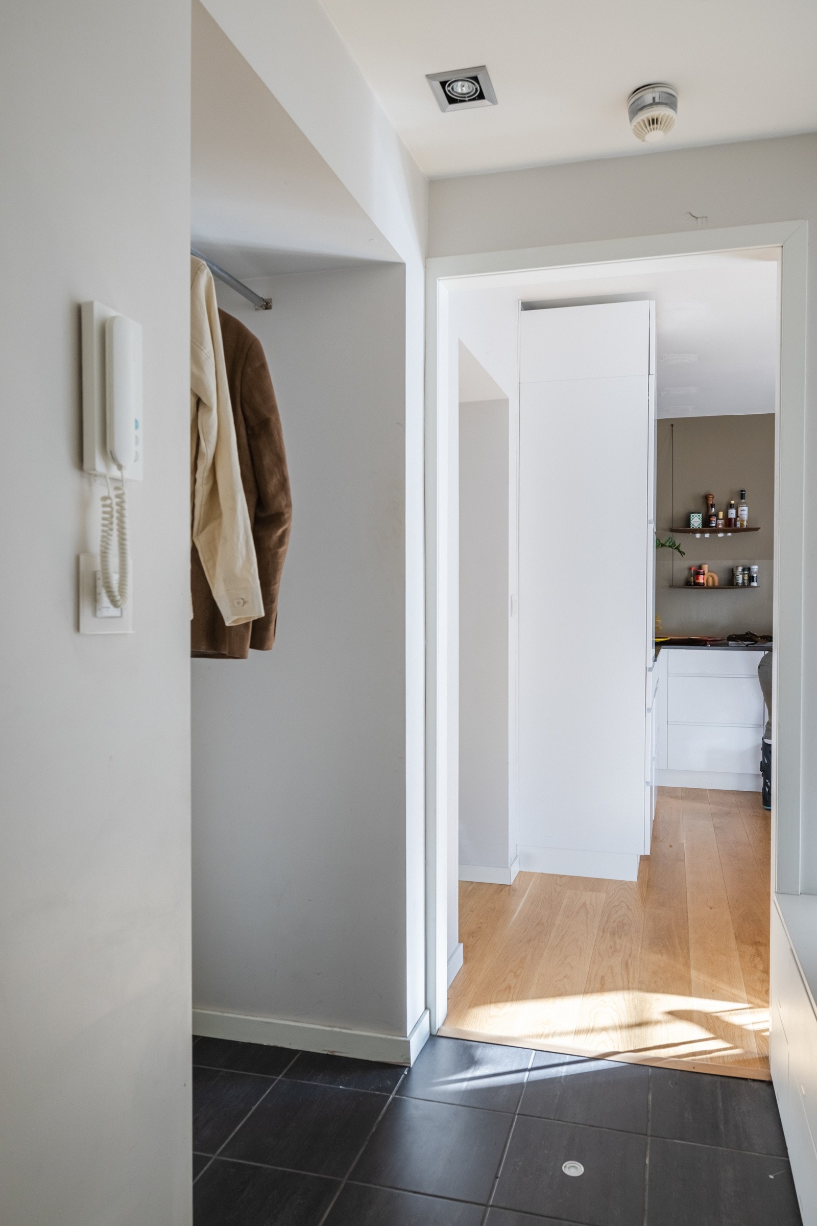 Lys og innbydende entré med varmekabler i gulv. Det er også lys i gulv. Galleribilde