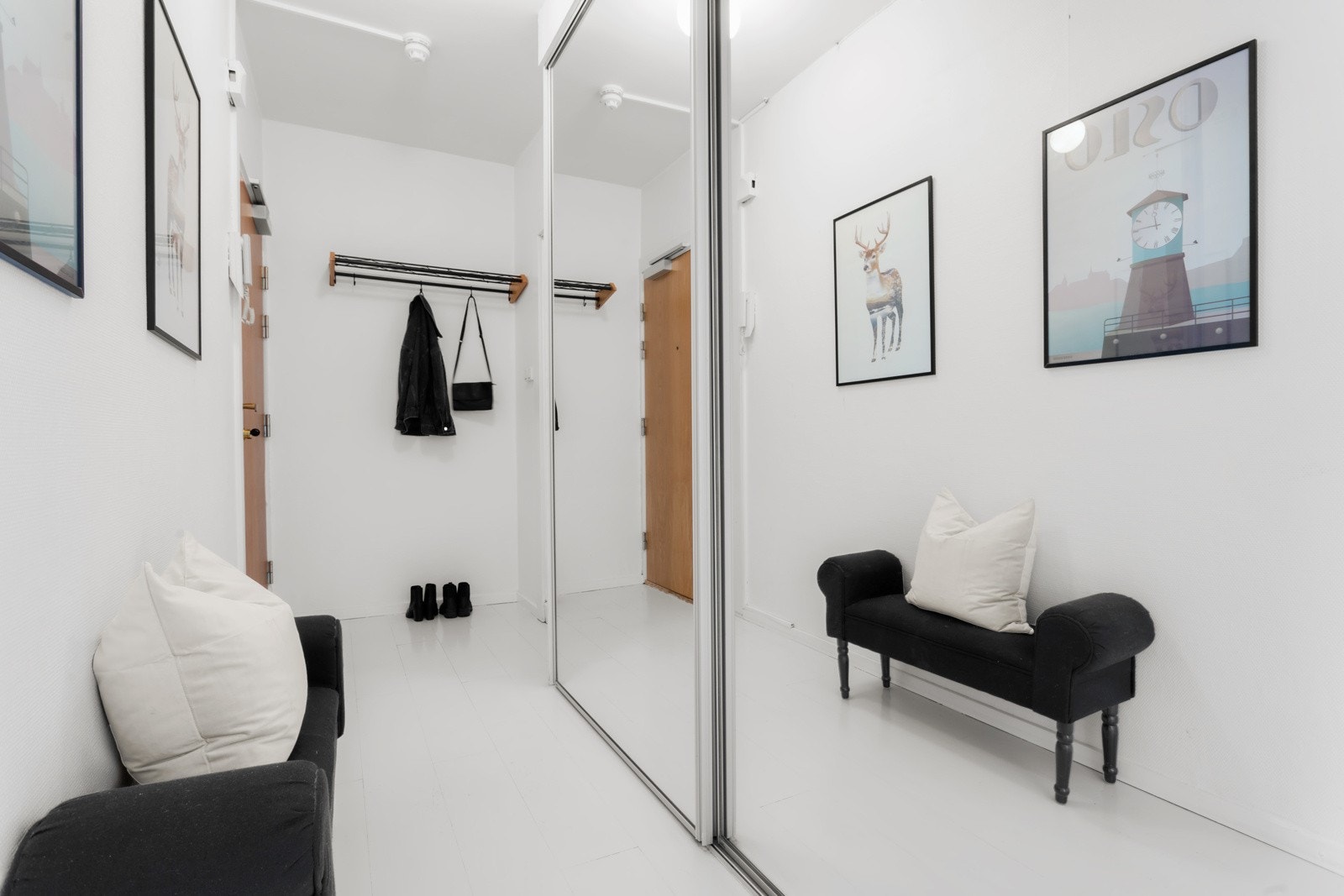 I gangen er det gode oppbevaringsmuligheter i stor skyvedørsgarderobe. Galleribilde