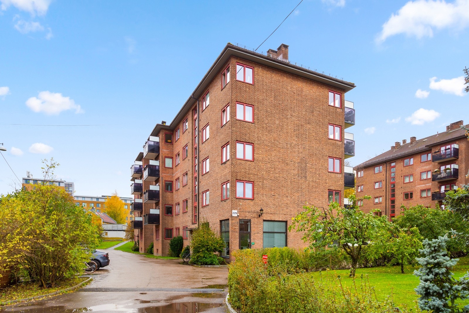 Vedlikeholdsvennlig fasade og pent opparbeidede fellesarealer. Galleribilde