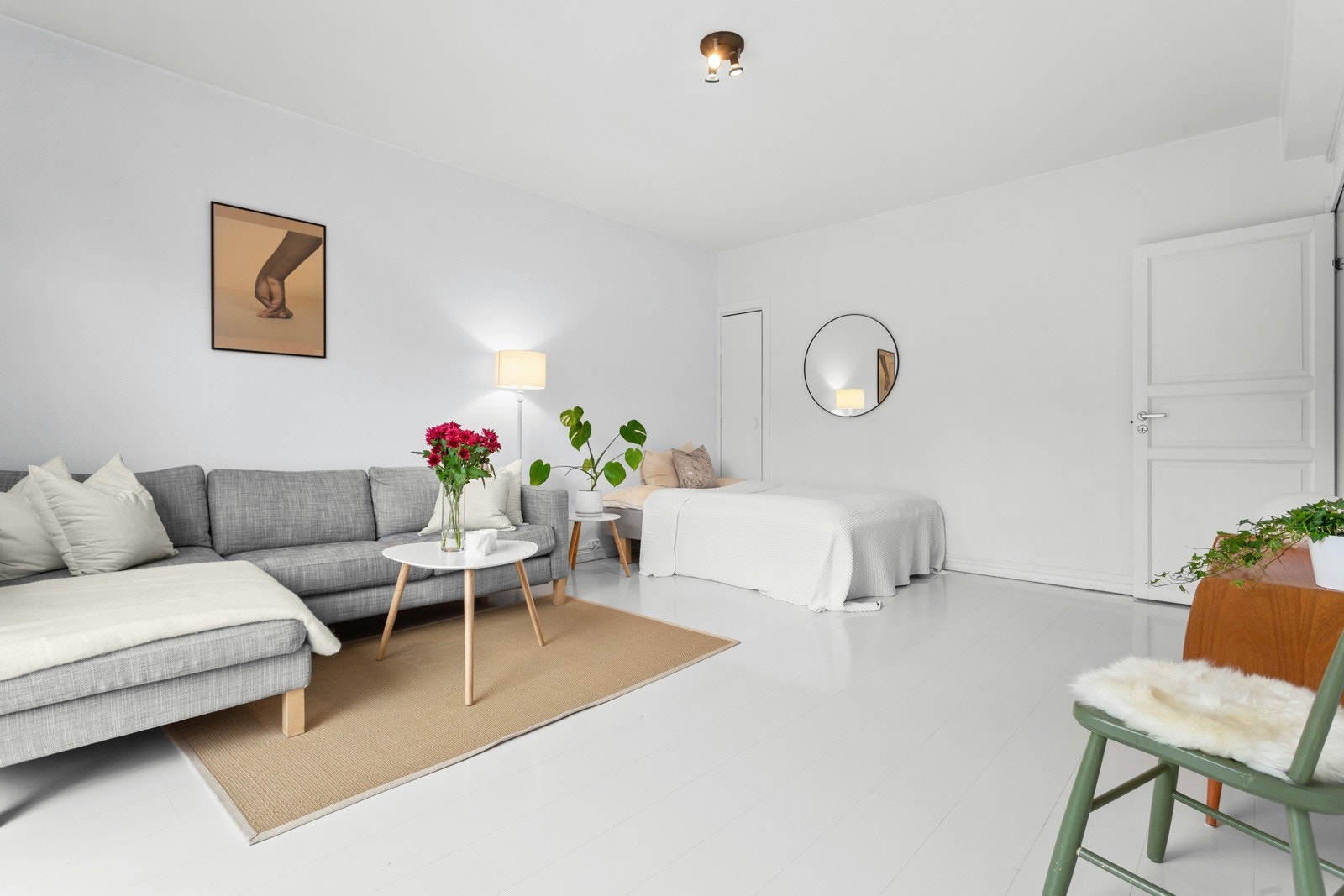 God plass til sofagruppe med tilhørende møblement. Galleribilde