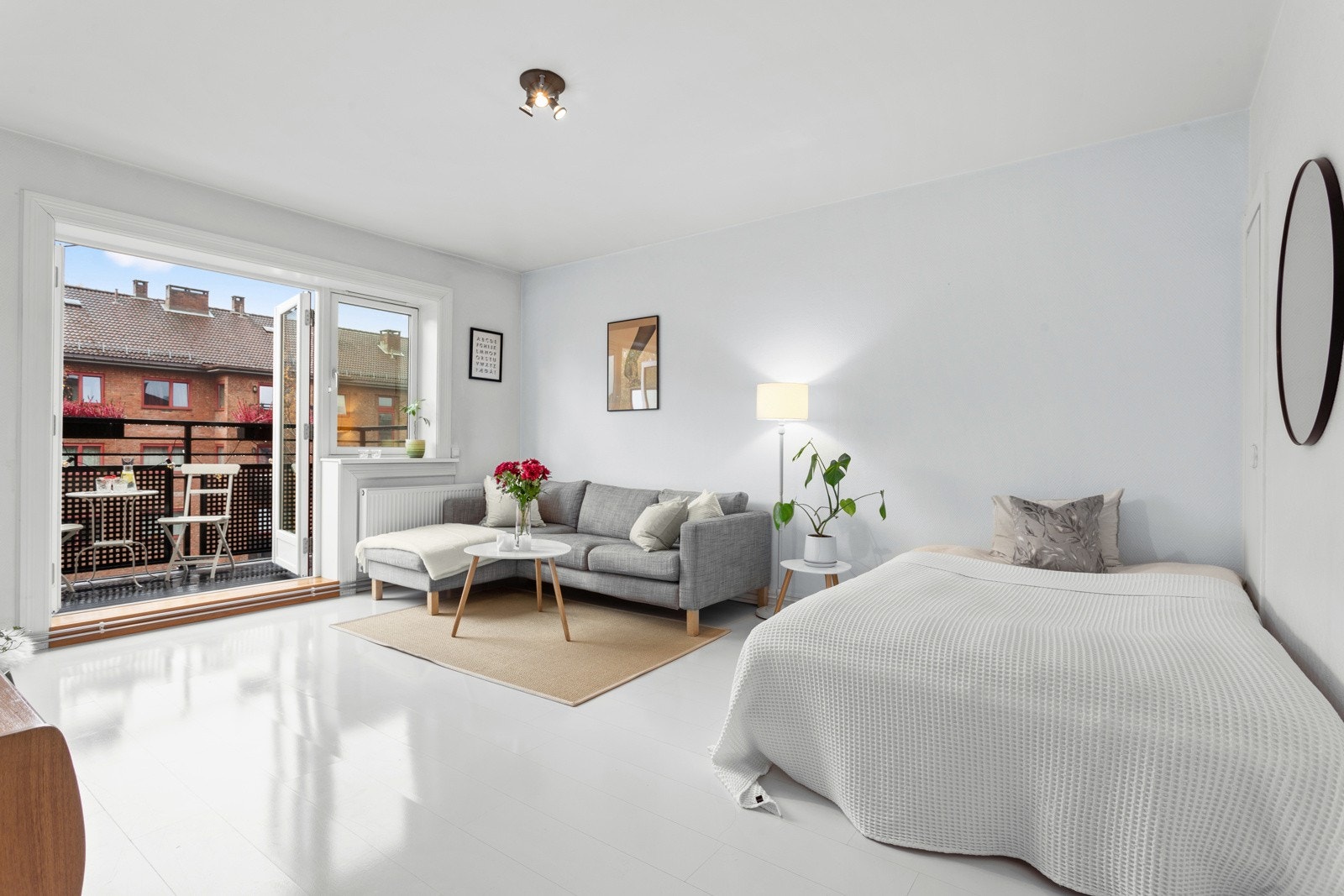 De store vindsuflatene slipper godt med natulig lys inn. Galleribilde
