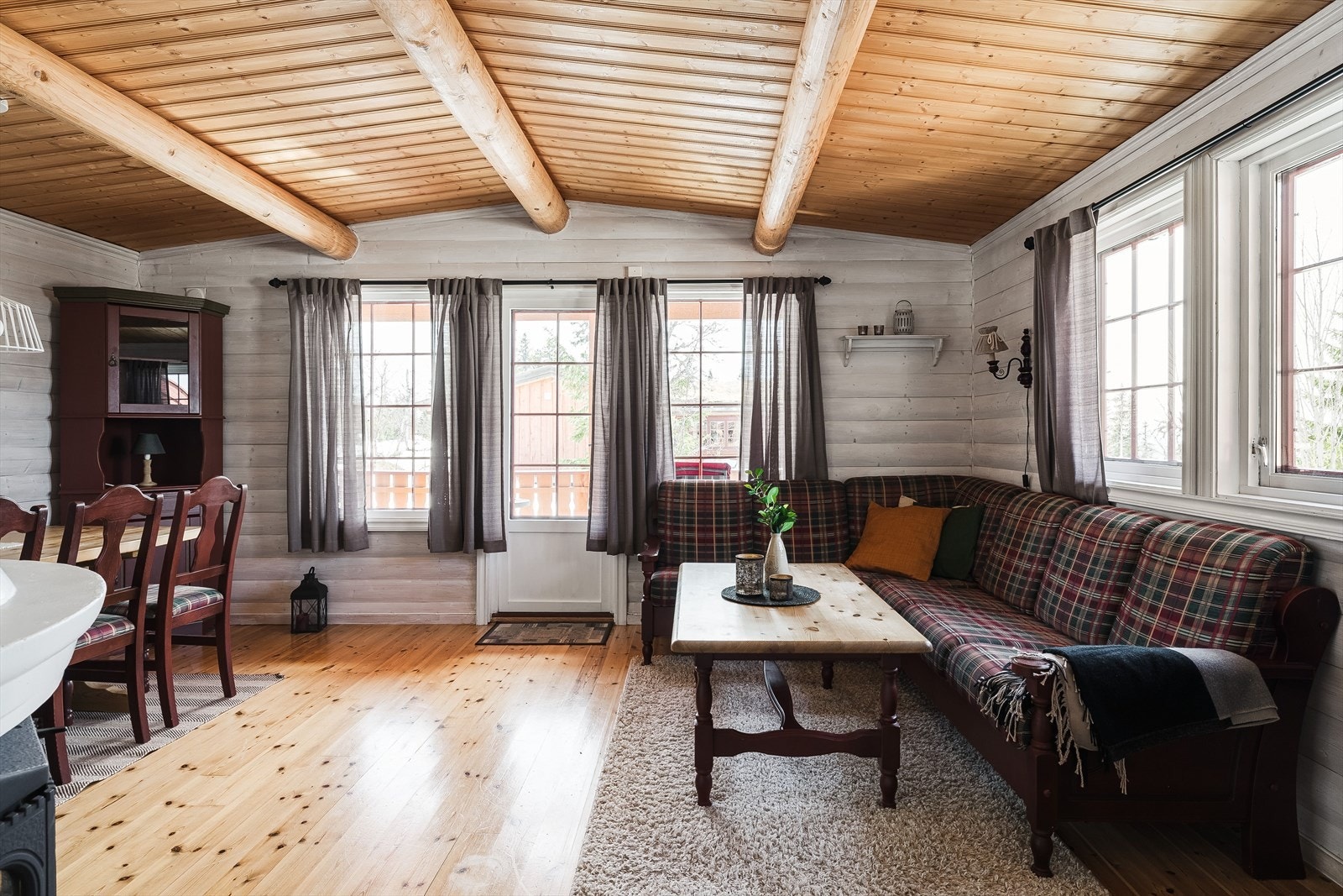 Stuen er det naturlige oppholdsrommet i hytta, og er et lyst og trivelig rom for både avkobling og hygge. Galleribilde