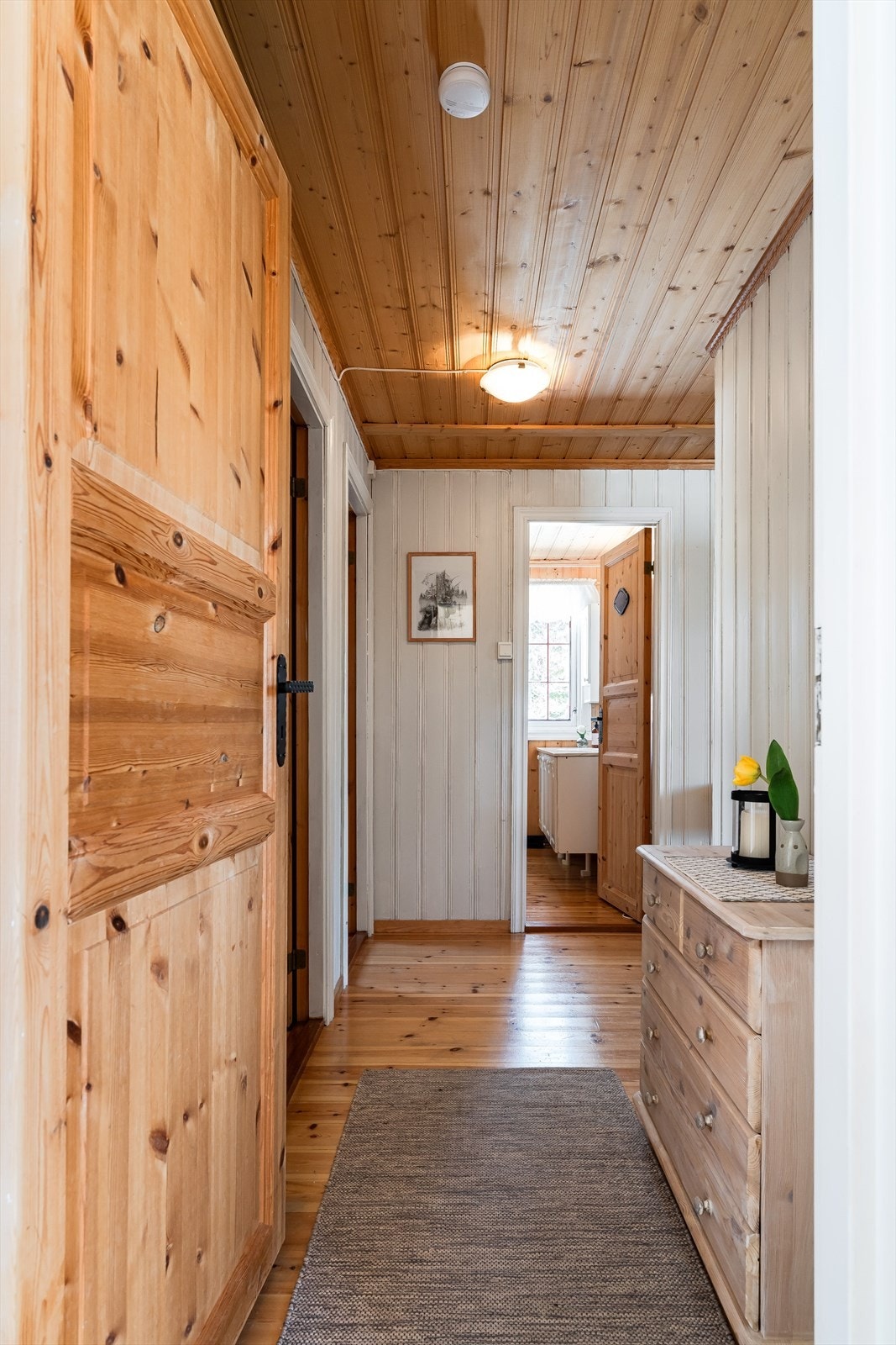 Fra entréen kommer du videre inn til en gang med plass til kommode eller garderobeskap. Galleribilde