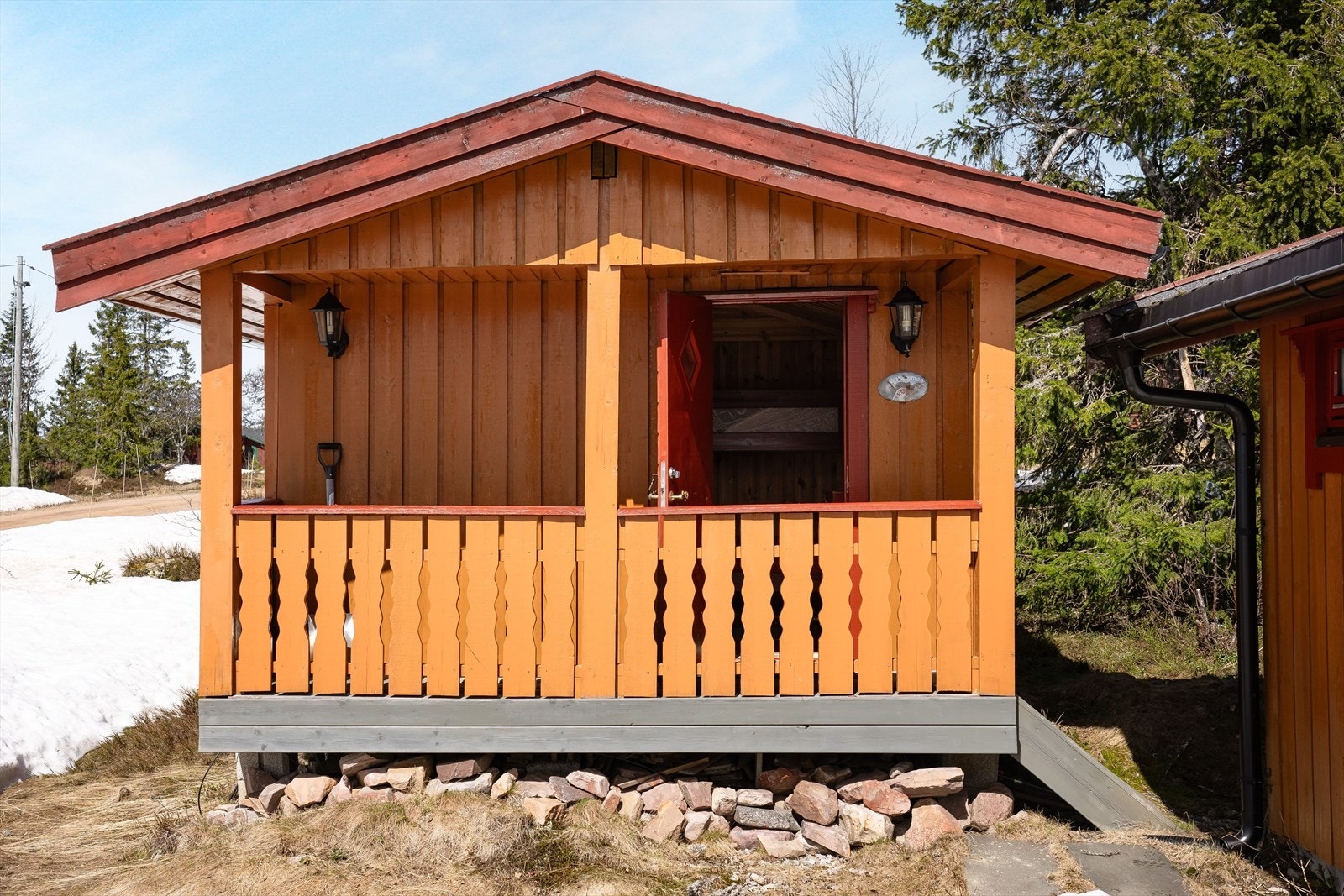 Eiendommen er også bebygd med et anneks på 11m² som er innredet med et soverom. Galleribilde